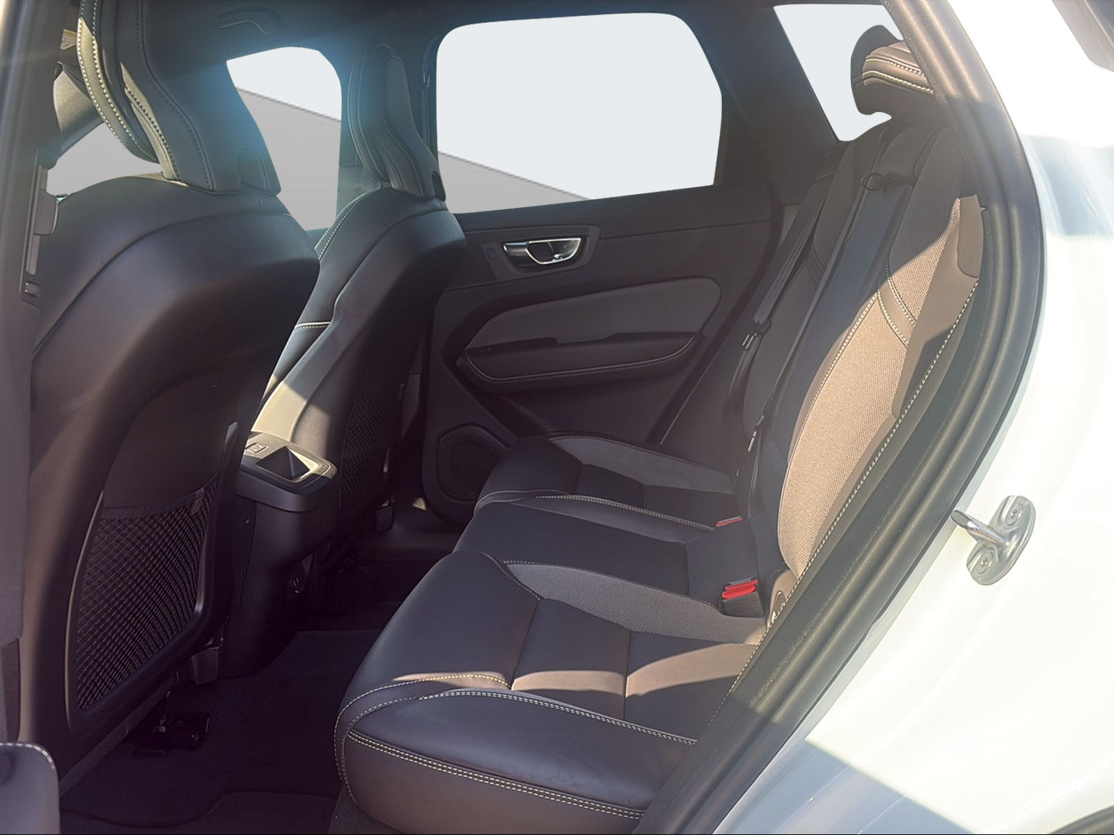 VOLVO XC60 2.0 B5 MH Plus Dark AWD-image-13
