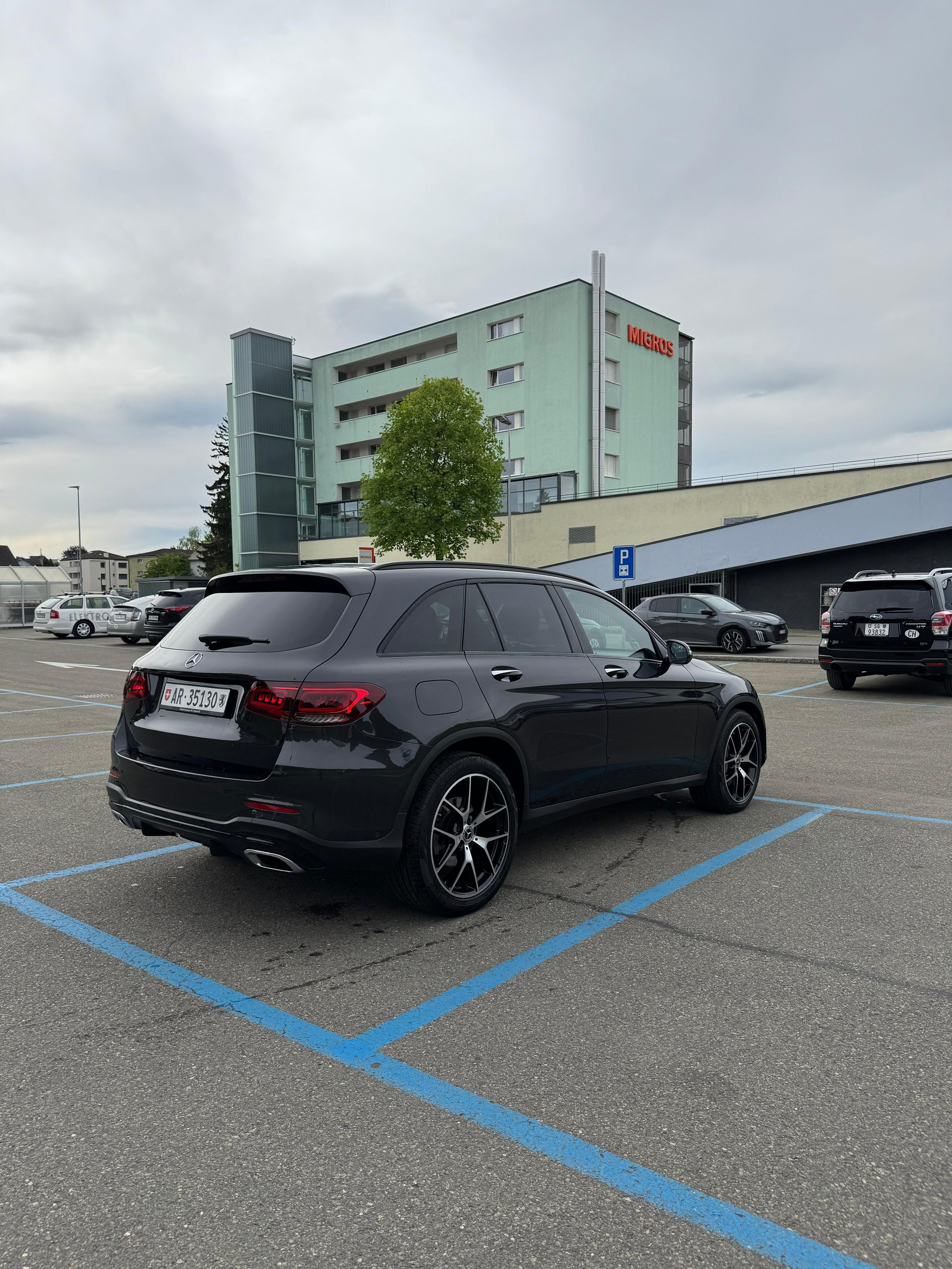 MERCEDES-BENZ GLC 300 d AMG Line 4Matic 9G-Tronic-image-2