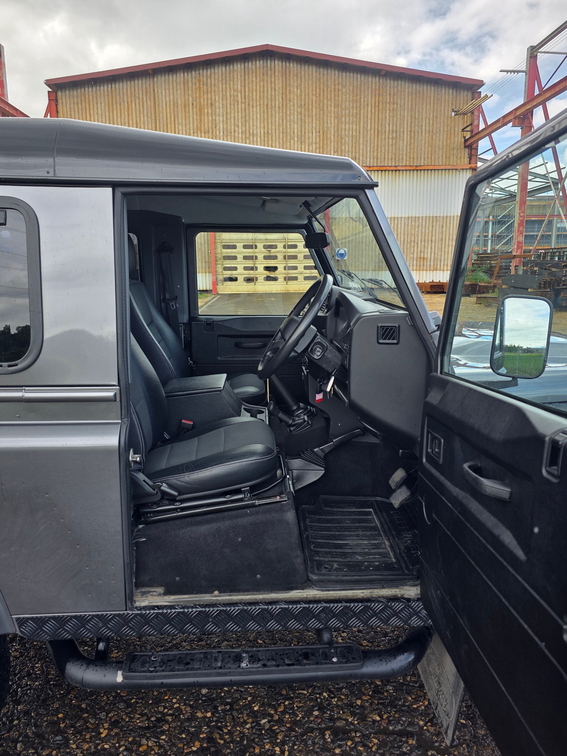 LAND ROVER Defender 90 2.2 TD4 Station Wagon-image-9