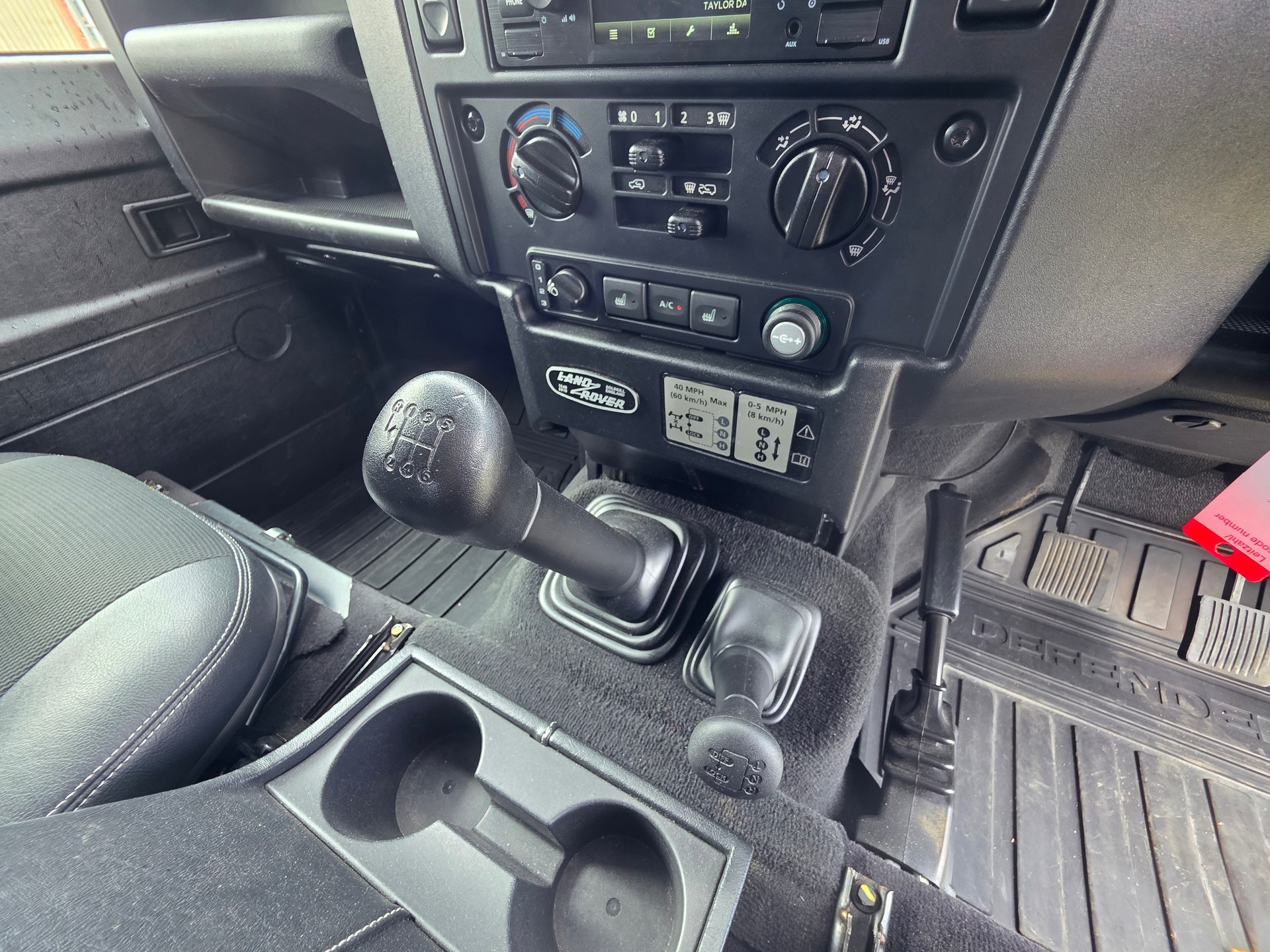 LAND ROVER Defender 90 2.2 TD4 Station Wagon-image-15