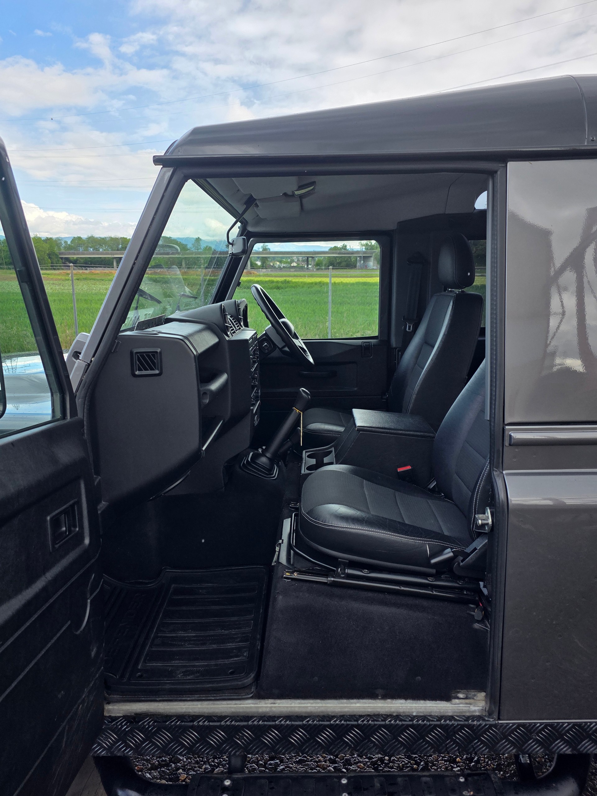 LAND ROVER Defender 90 2.2 TD4 Station Wagon-image-7