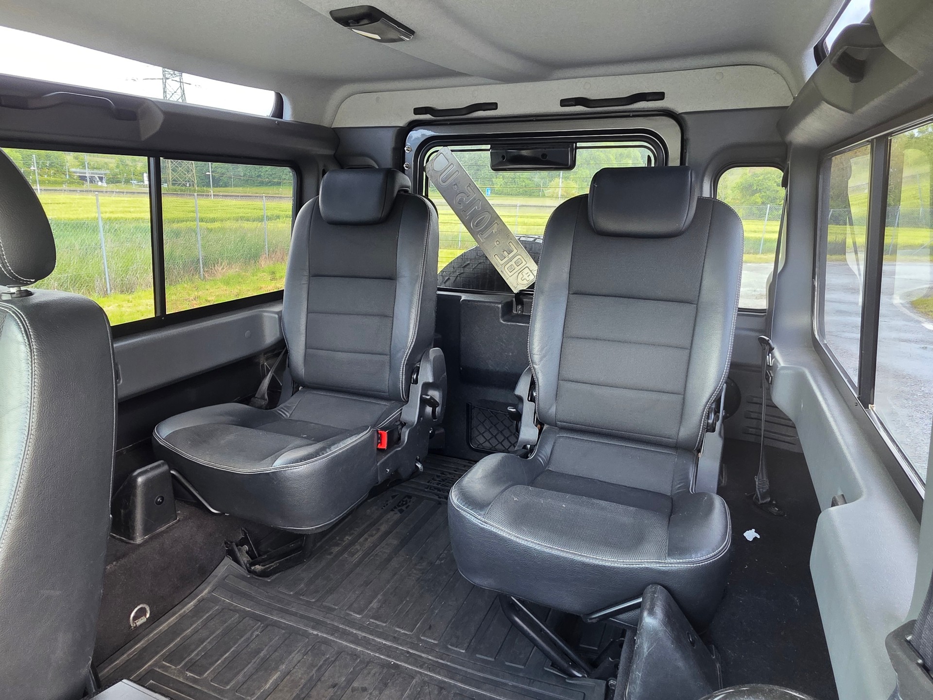 LAND ROVER Defender 90 2.2 TD4 Station Wagon-image-10