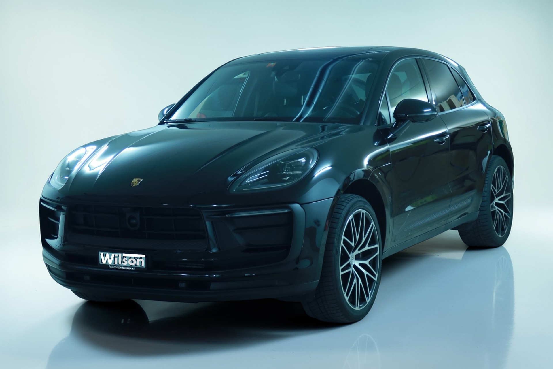 PORSCHE Macan PDK-showroom-element-1