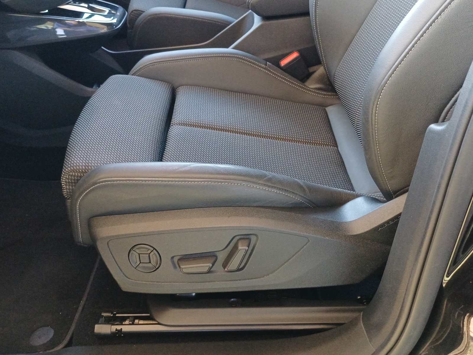 AUDI Q4 e-tron 50 quattro-image-15