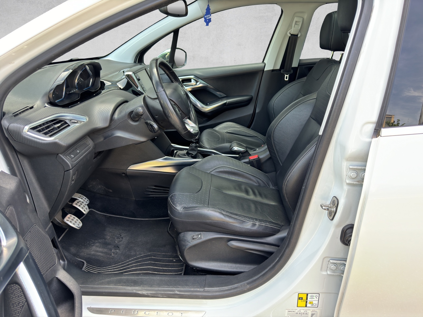PEUGEOT 2008 1.2 PureTech Allure-image-10