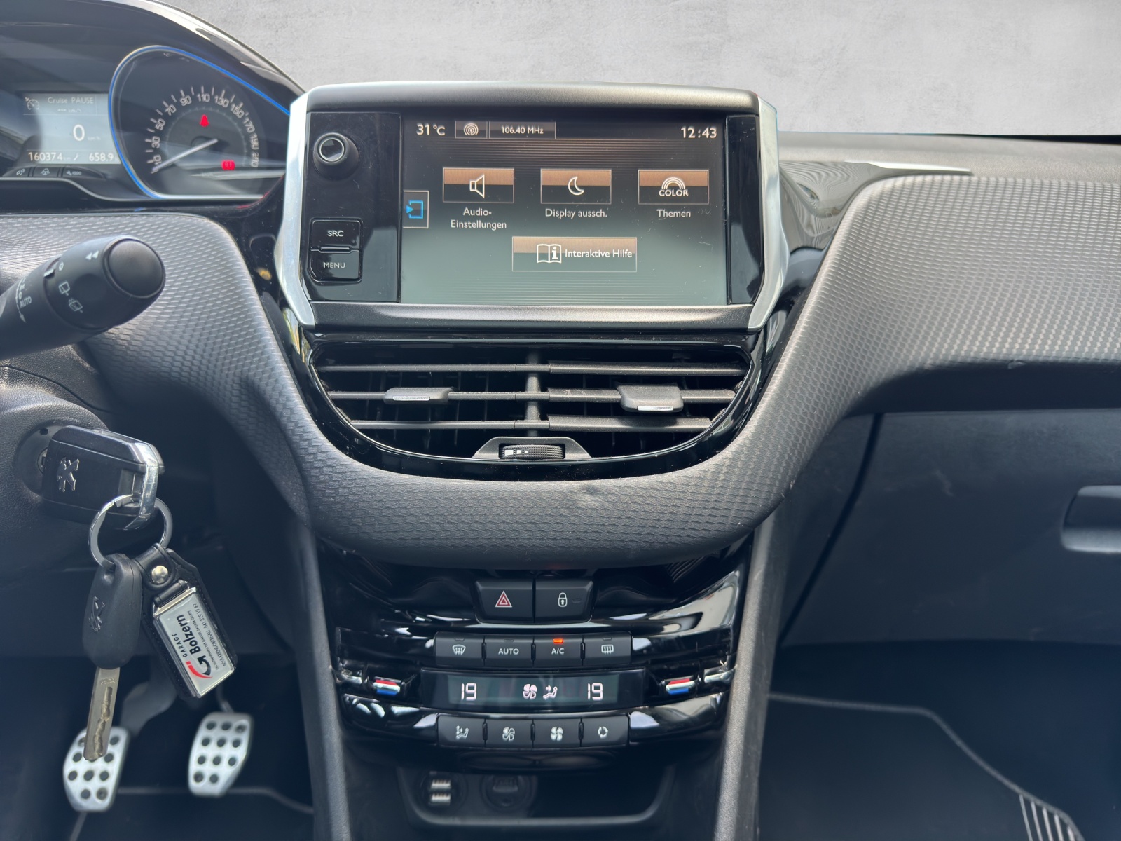 PEUGEOT 2008 1.2 PureTech Allure-image-13