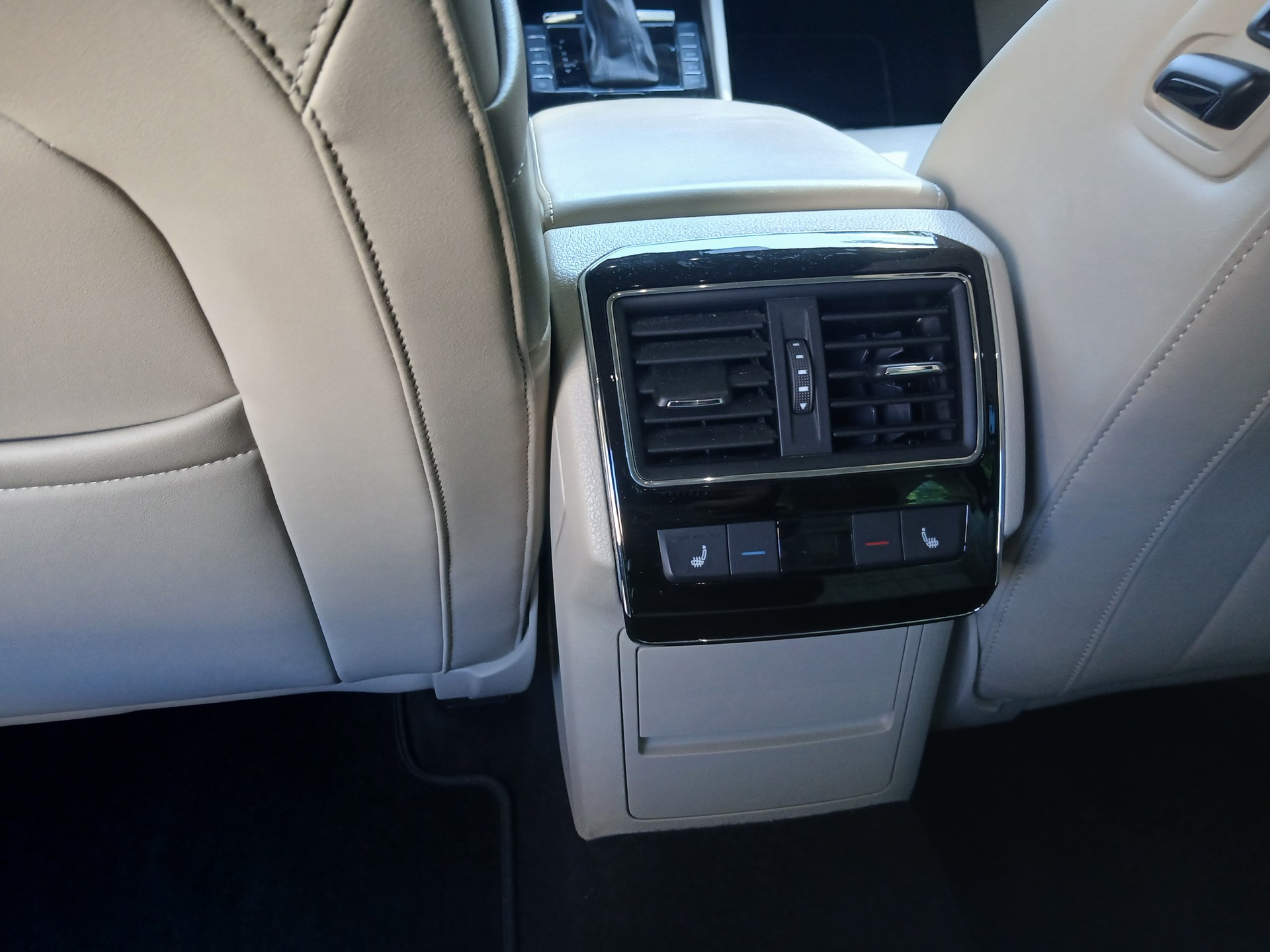 SKODA Superb Combi 2.0 TDi L&K 4x4 DSG-image-10