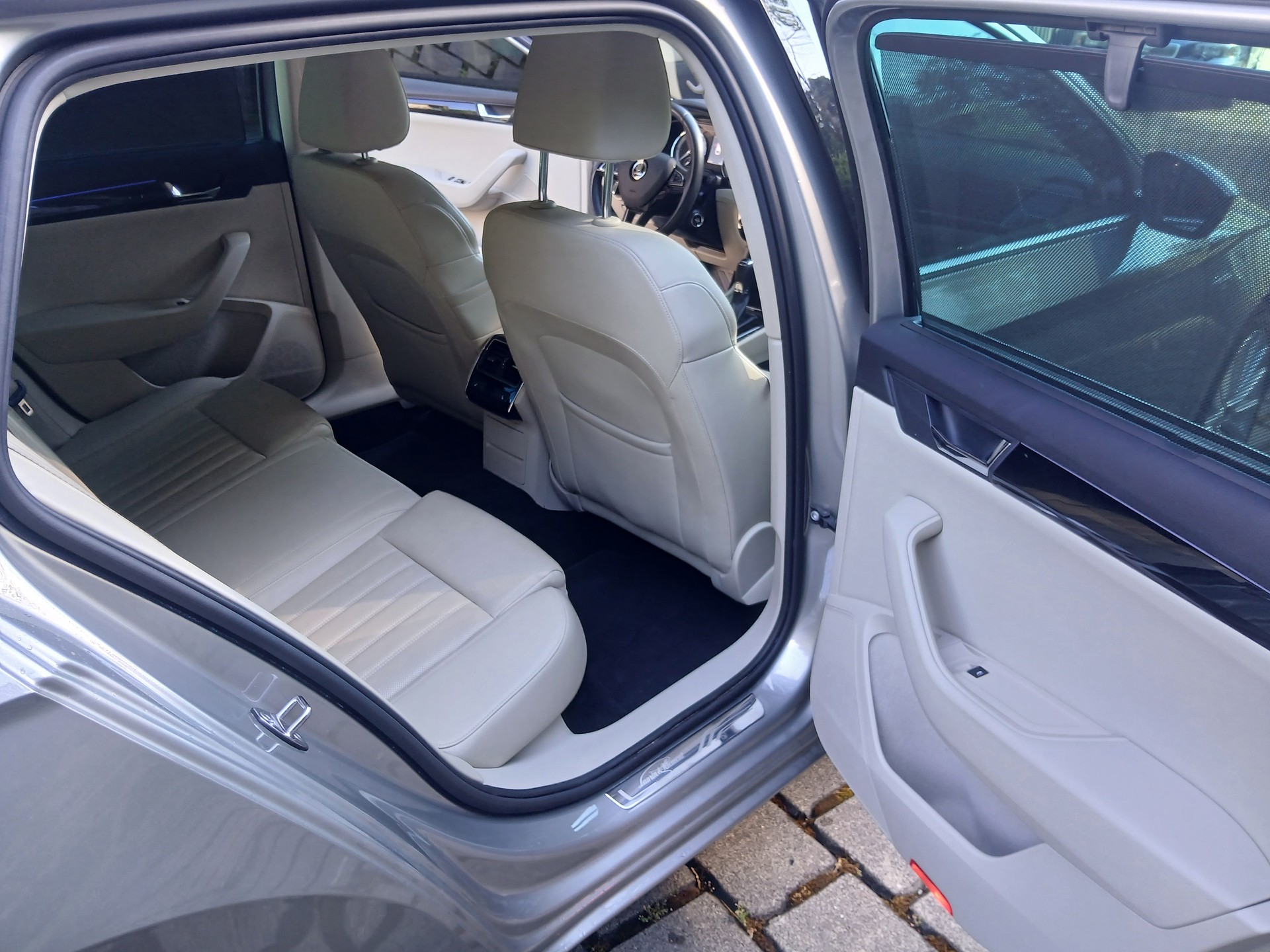 SKODA Superb Combi 2.0 TDi L&K 4x4 DSG-image-11
