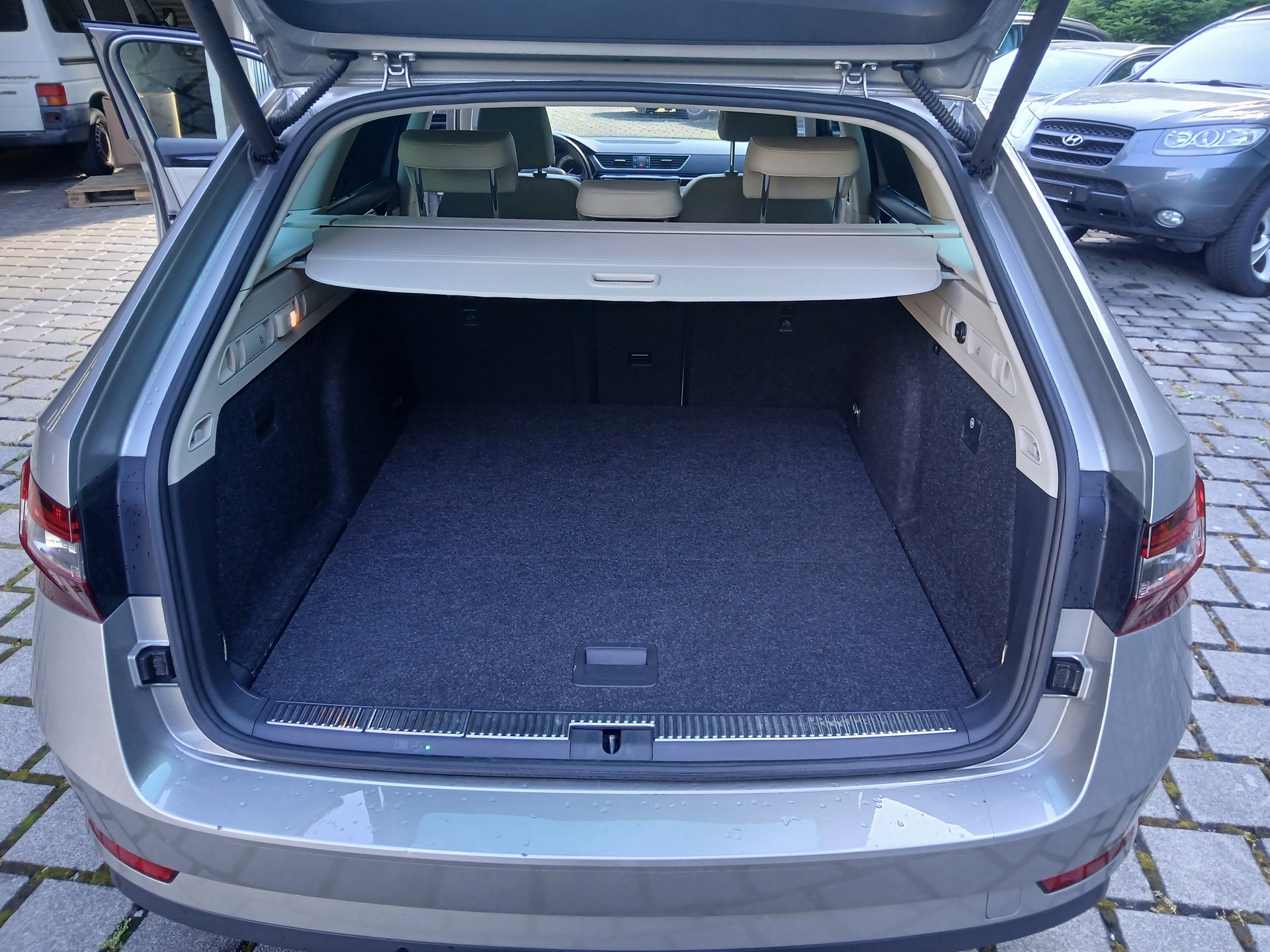 SKODA Superb Combi 2.0 TDi L&K 4x4 DSG-image-13