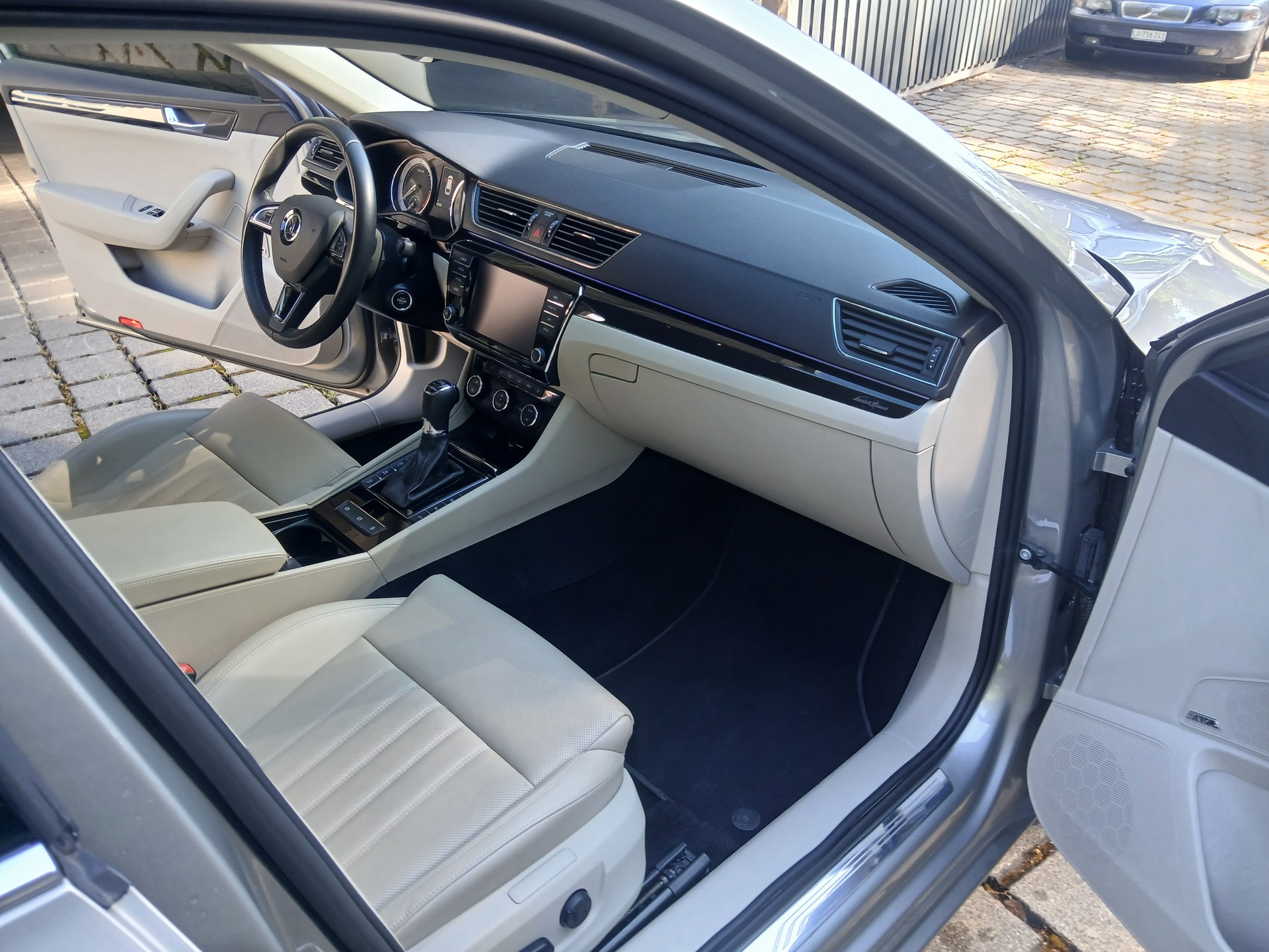 SKODA Superb Combi 2.0 TDi L&K 4x4 DSG-image-12