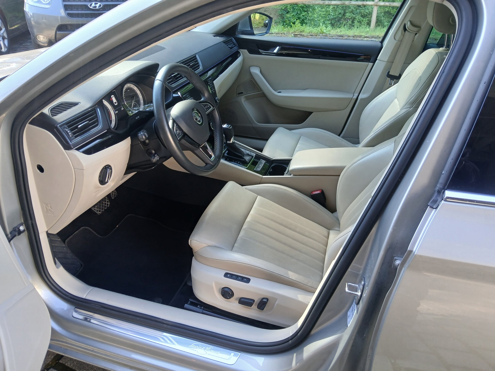 SKODA Superb Combi 2.0 TDi L&K 4x4 DSG-image-8