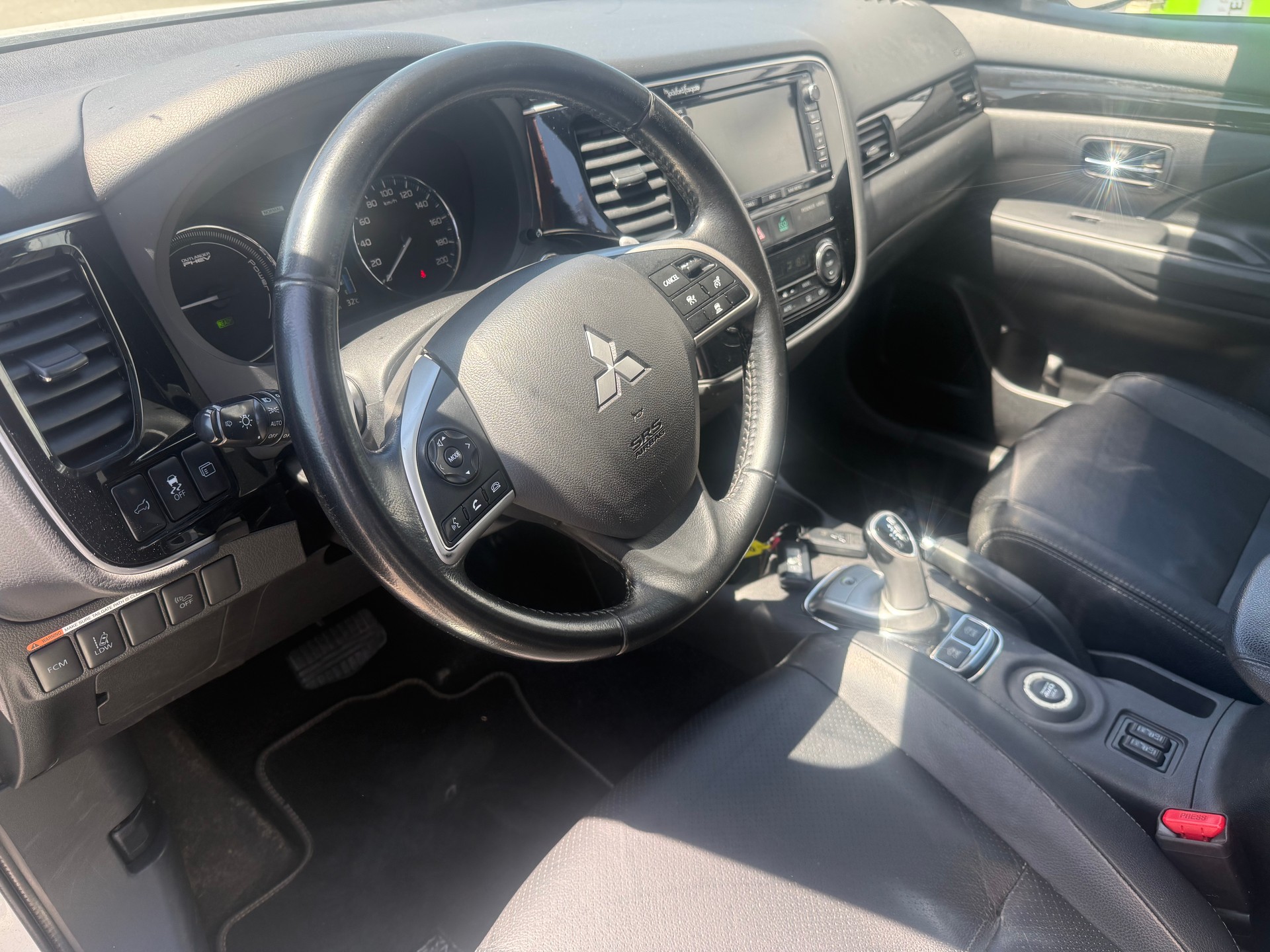 MITSUBISHI Outlander 2.0 PHEV Navigator eAssist-image-8