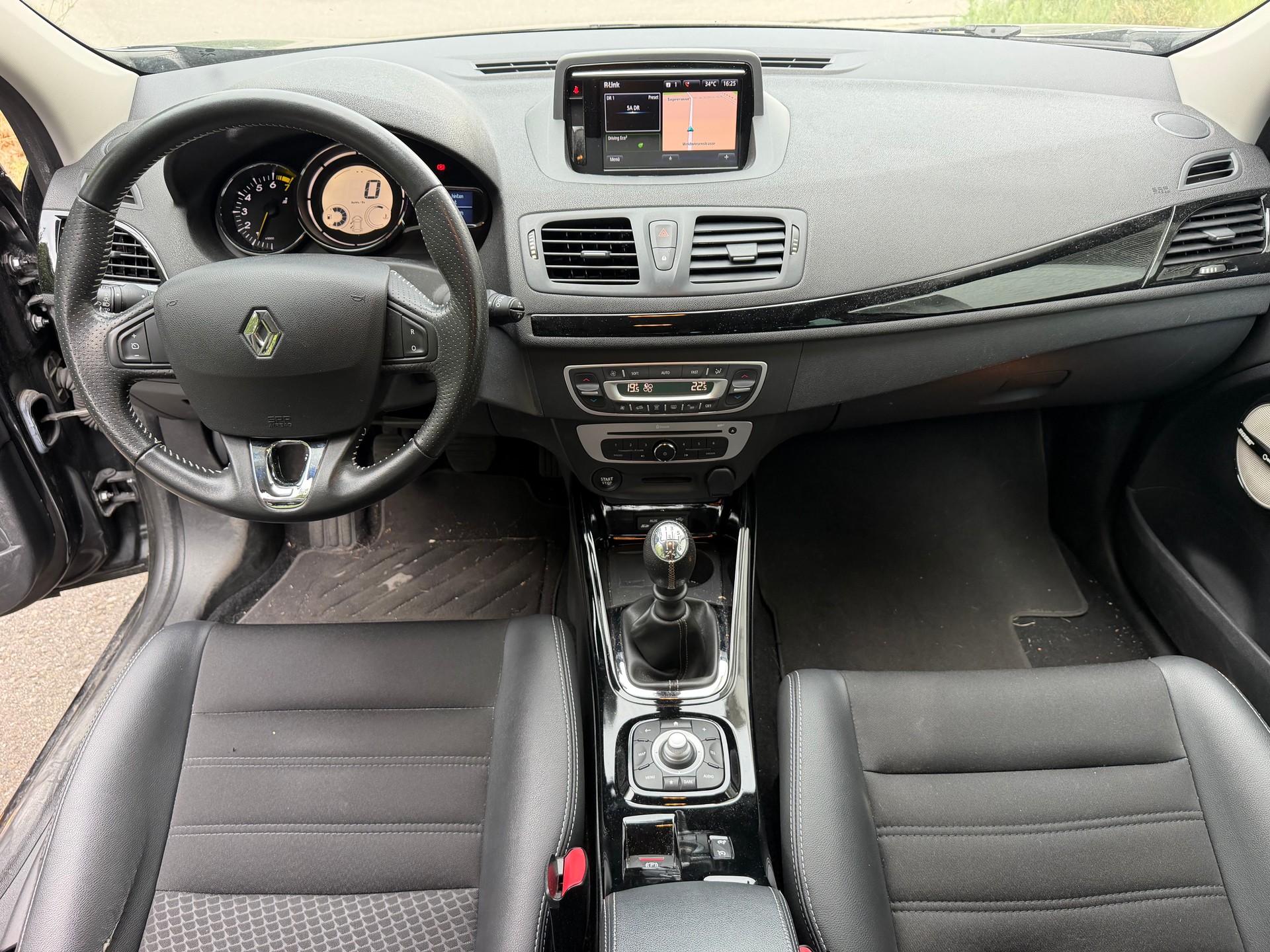 RENAULT Mégane Coupé 1.2 16V Turbo Swiss Edition-image-9
