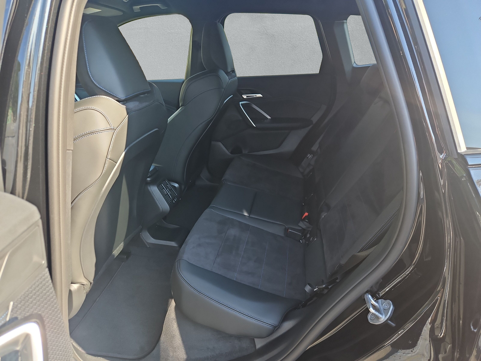 BMW iX1 xDrive 30 Edition M Sport-image-15