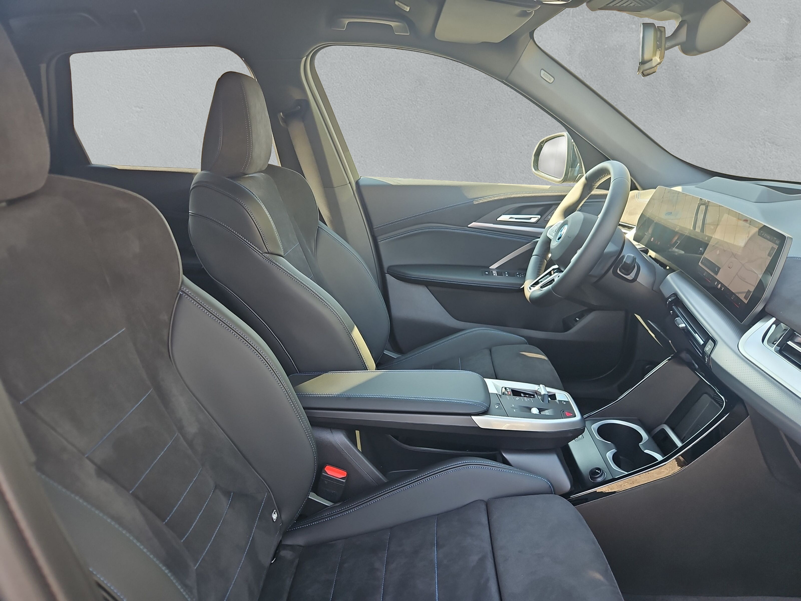 BMW iX1 xDrive 30 Edition M Sport-image-12