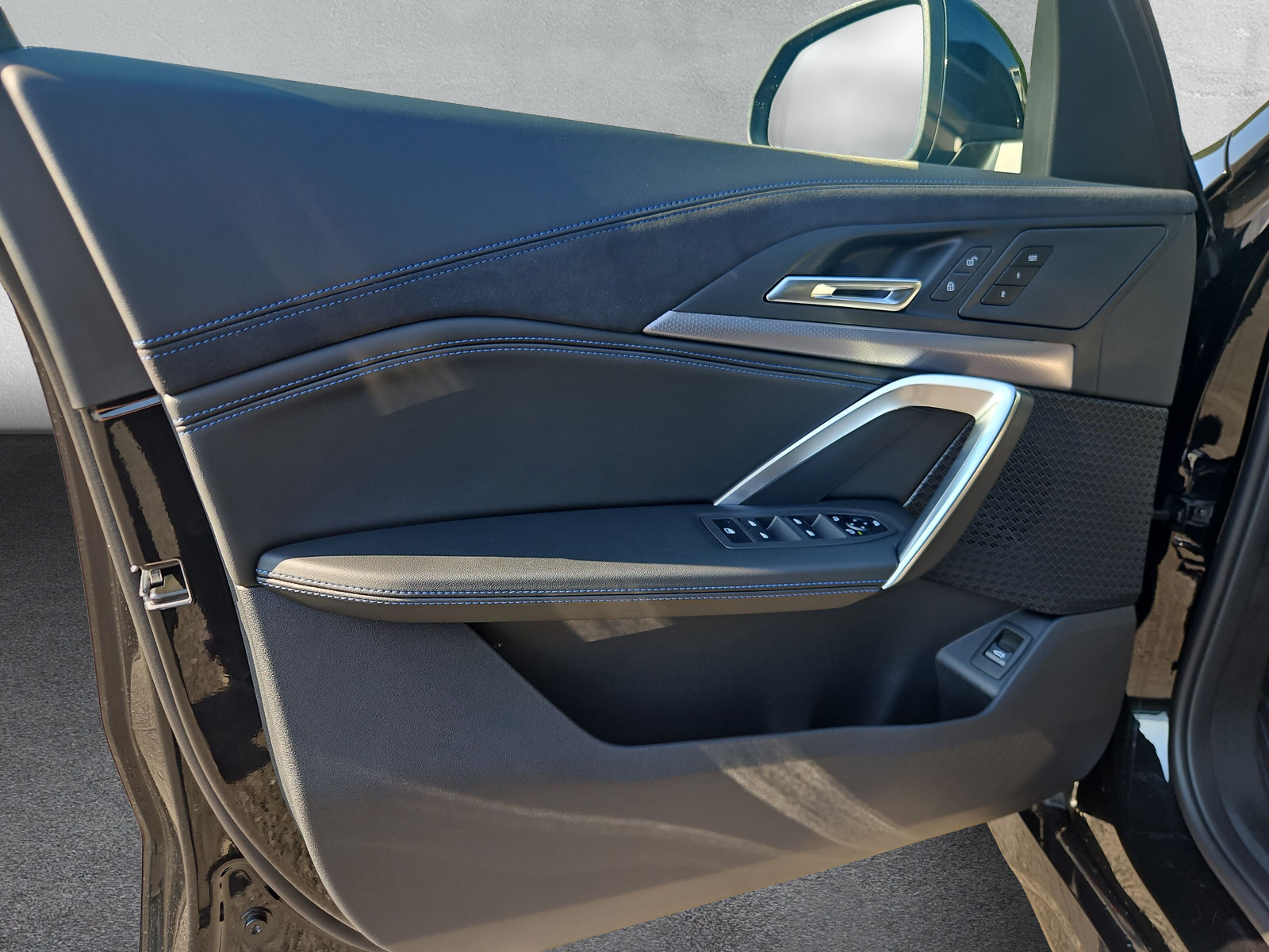 BMW iX1 xDrive 30 Edition M Sport-image-21