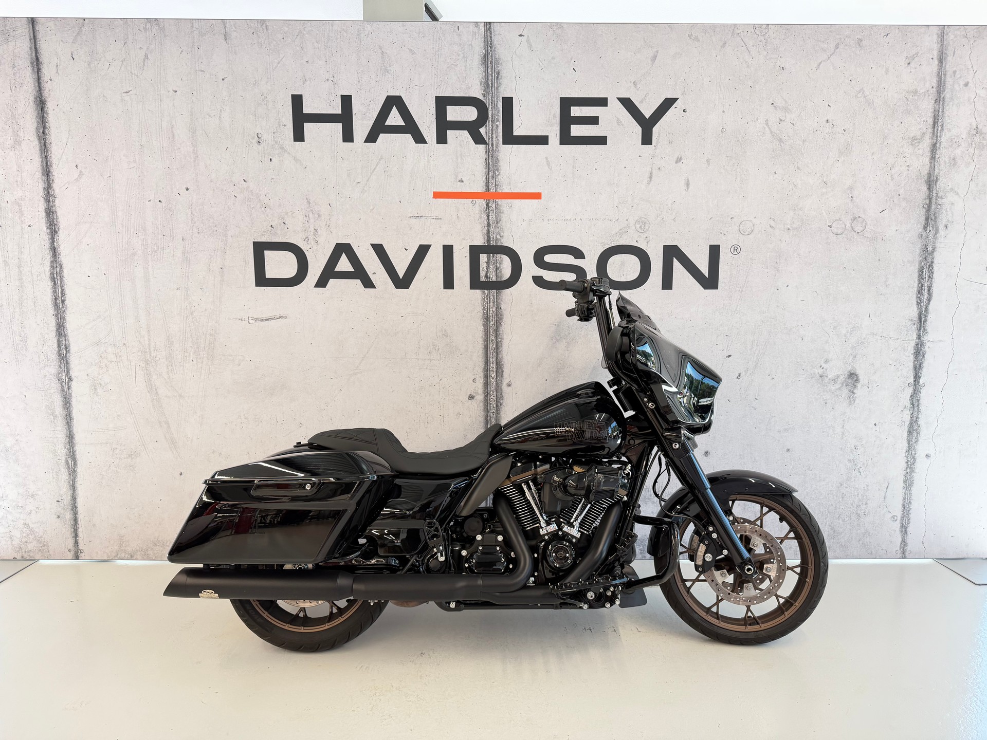 HARLEY-DAVIDSON FLHXST Street Glide ST 117