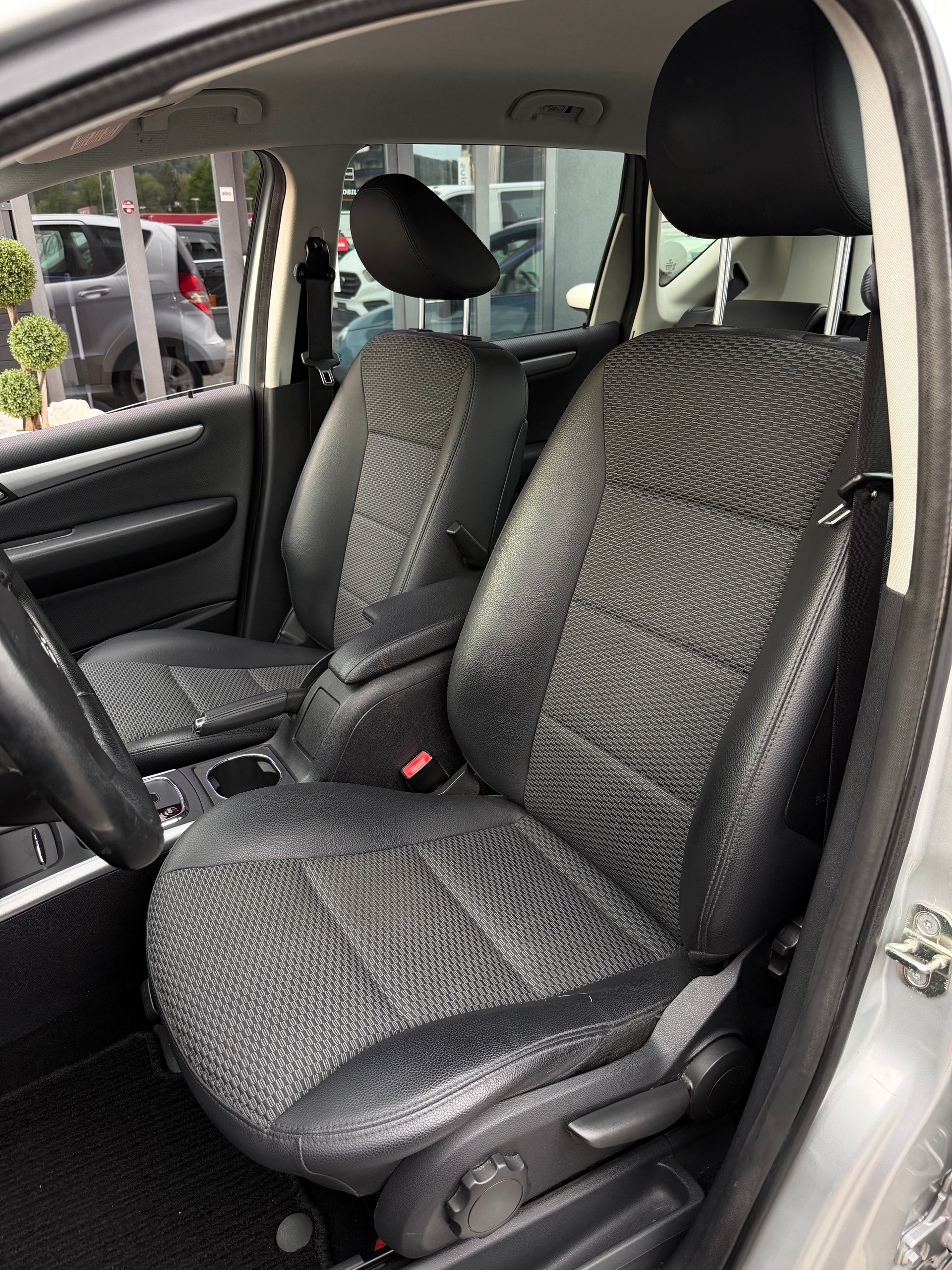 MERCEDES-BENZ A 180 Avantgarde Selection Autotronic-image-9