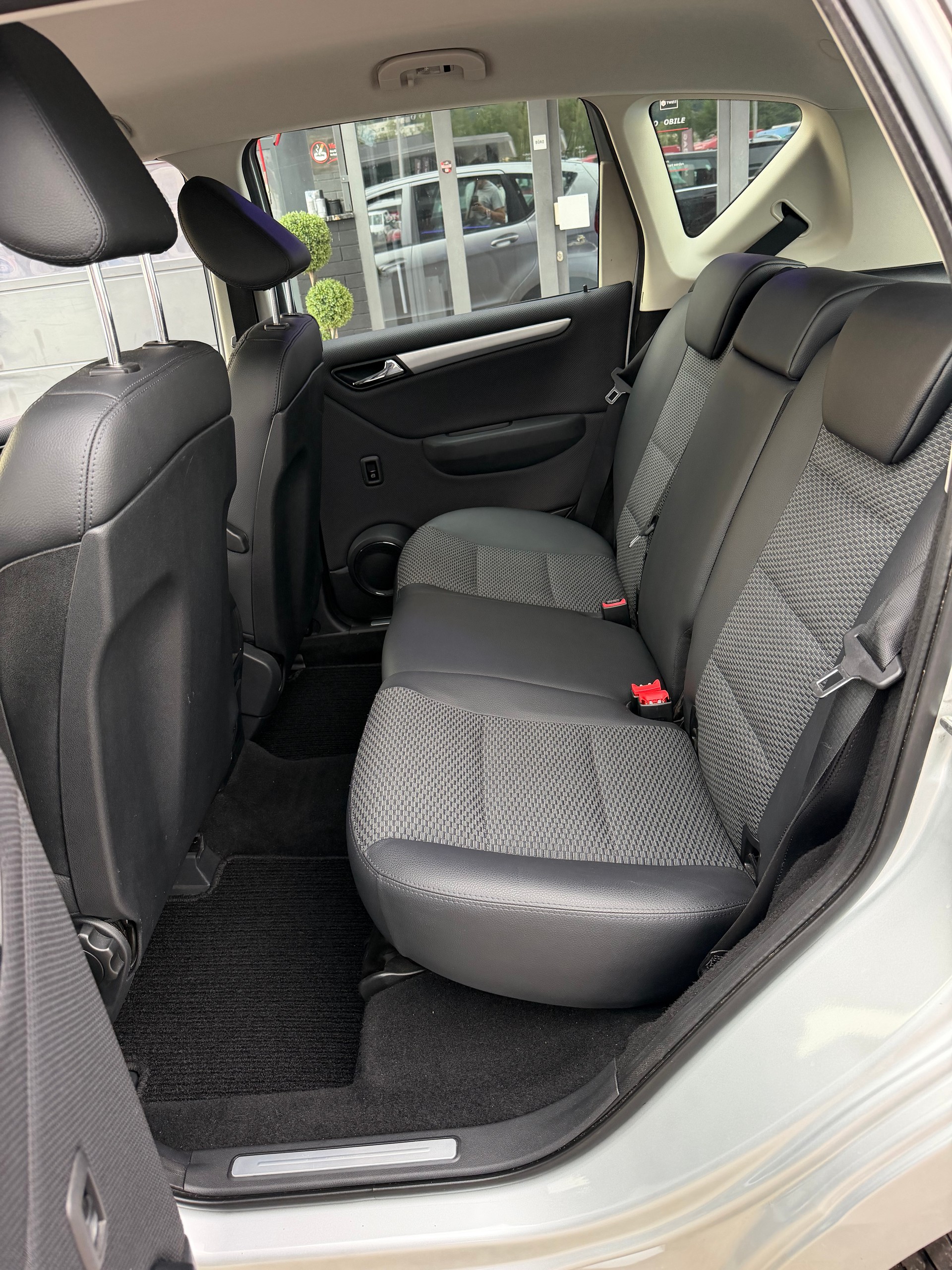 MERCEDES-BENZ A 180 Avantgarde Selection Autotronic-image-11