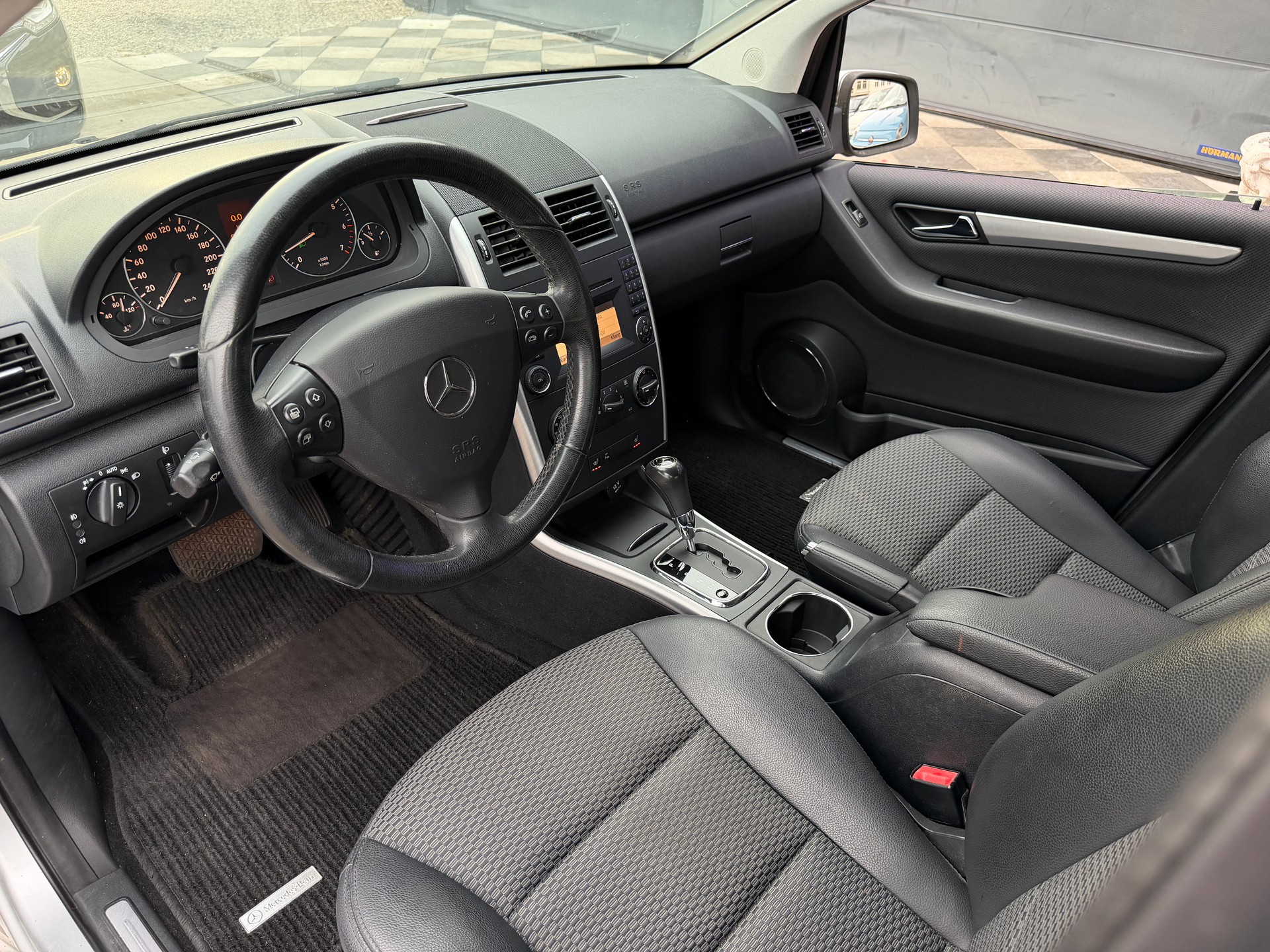 MERCEDES-BENZ A 180 Avantgarde Selection Autotronic-image-8