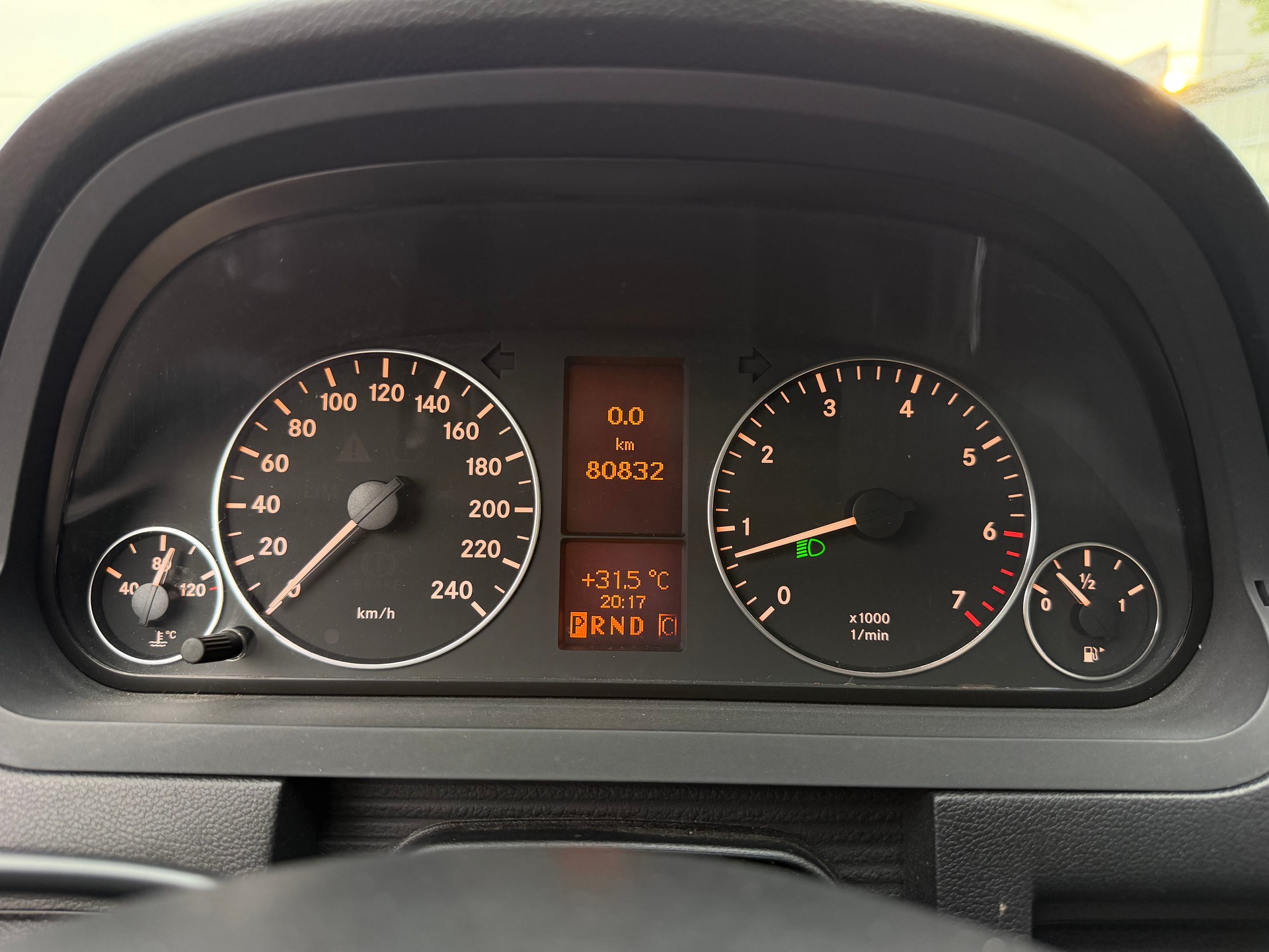 MERCEDES-BENZ A 180 Avantgarde Selection Autotronic-image-19