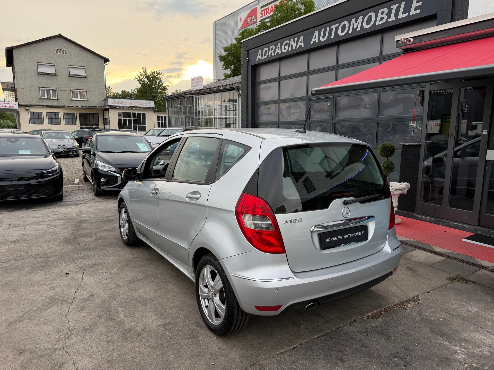 MERCEDES-BENZ A 180 Avantgarde Selection Autotronic-image-5