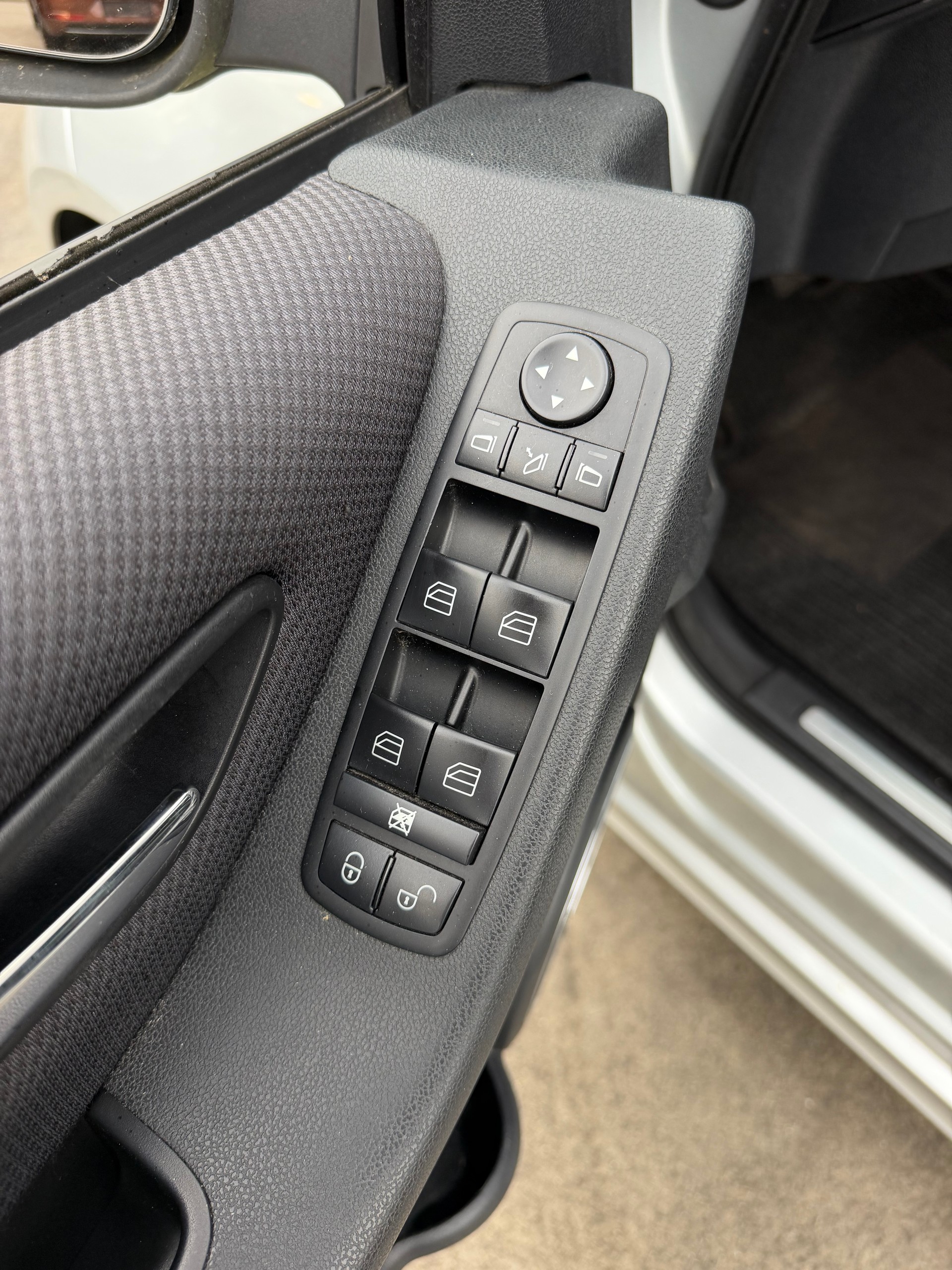 MERCEDES-BENZ A 180 Avantgarde Selection Autotronic-image-10