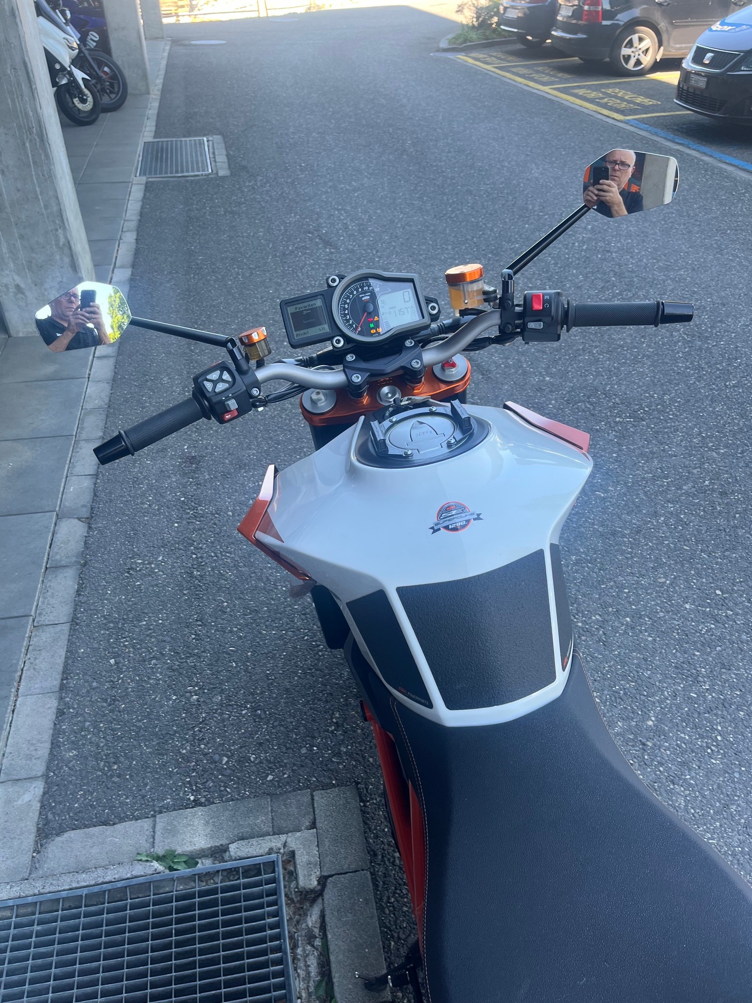 KTM 1290 Super Duke R Special Edition-showroom-element-2