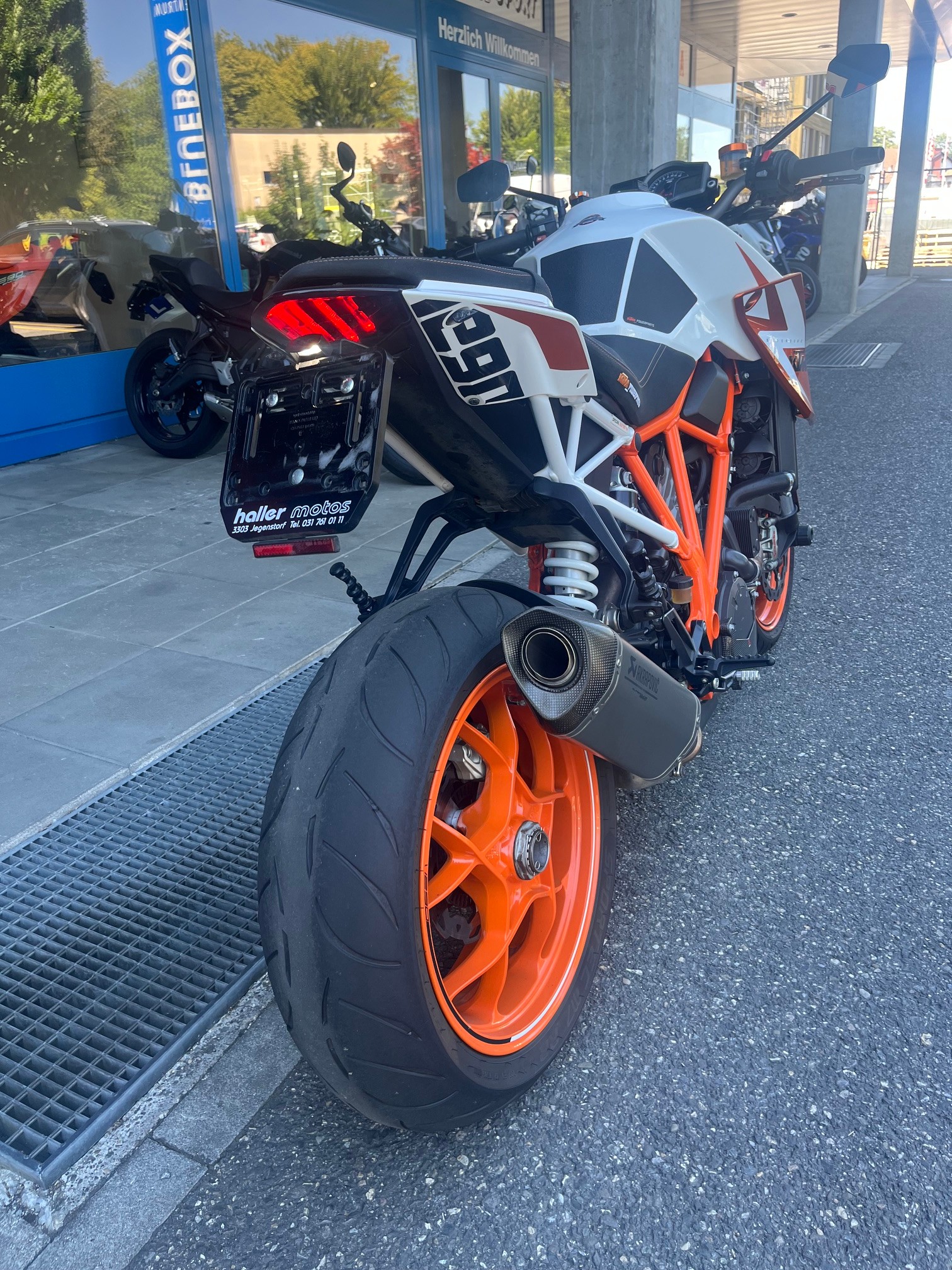 KTM 1290 Super Duke R Special Edition-showroom-element-3