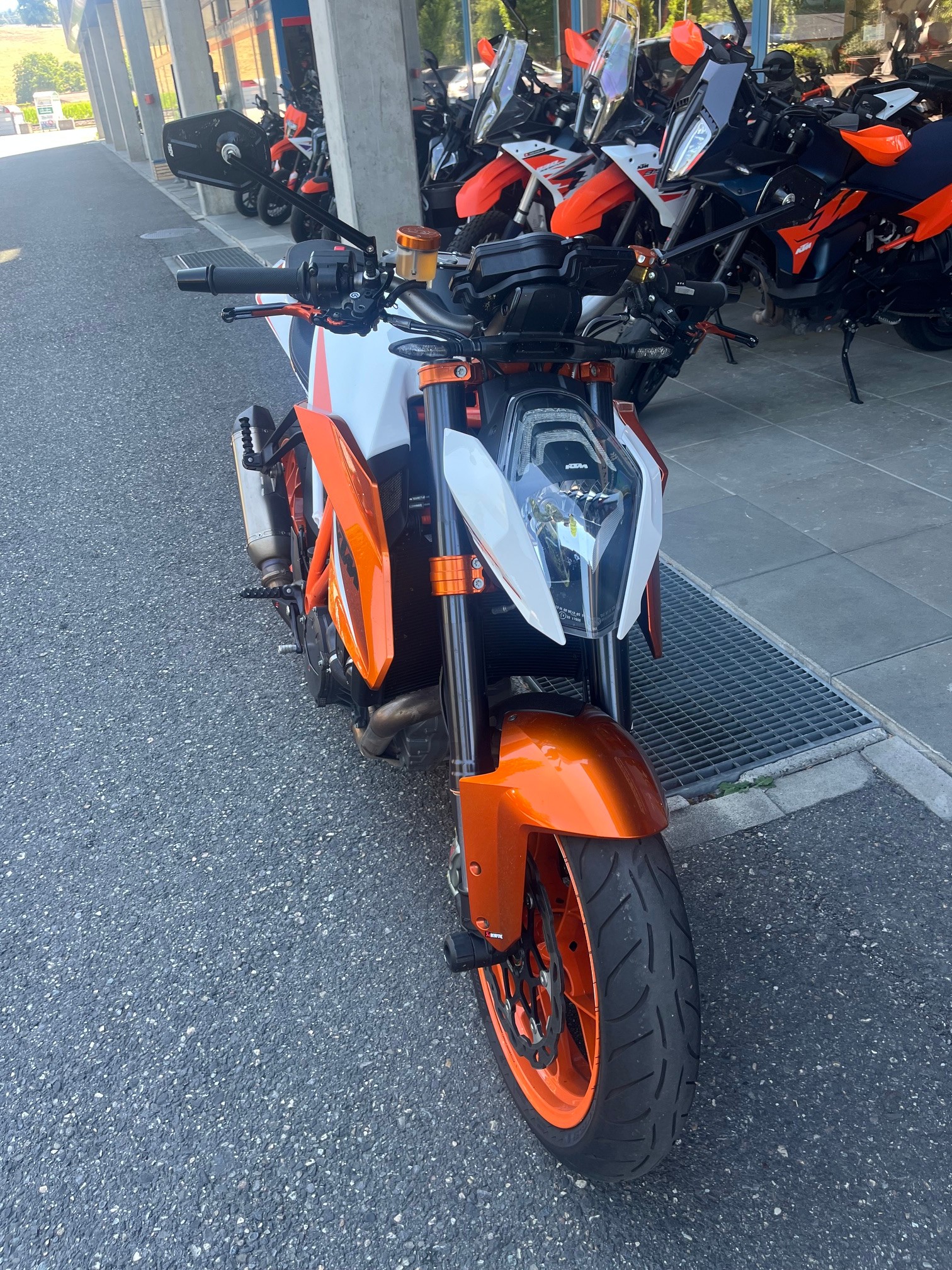 KTM 1290 Super Duke R Special Edition-showroom-element-1