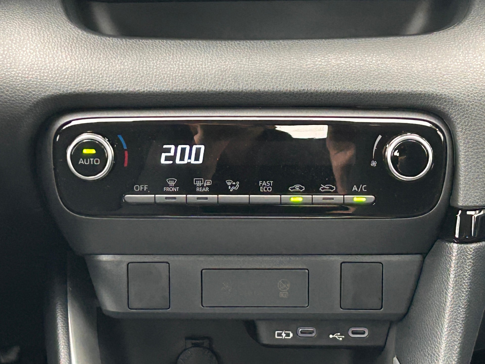 TOYOTA Yaris 1.5 VVT-i HSD Comfort-image-9