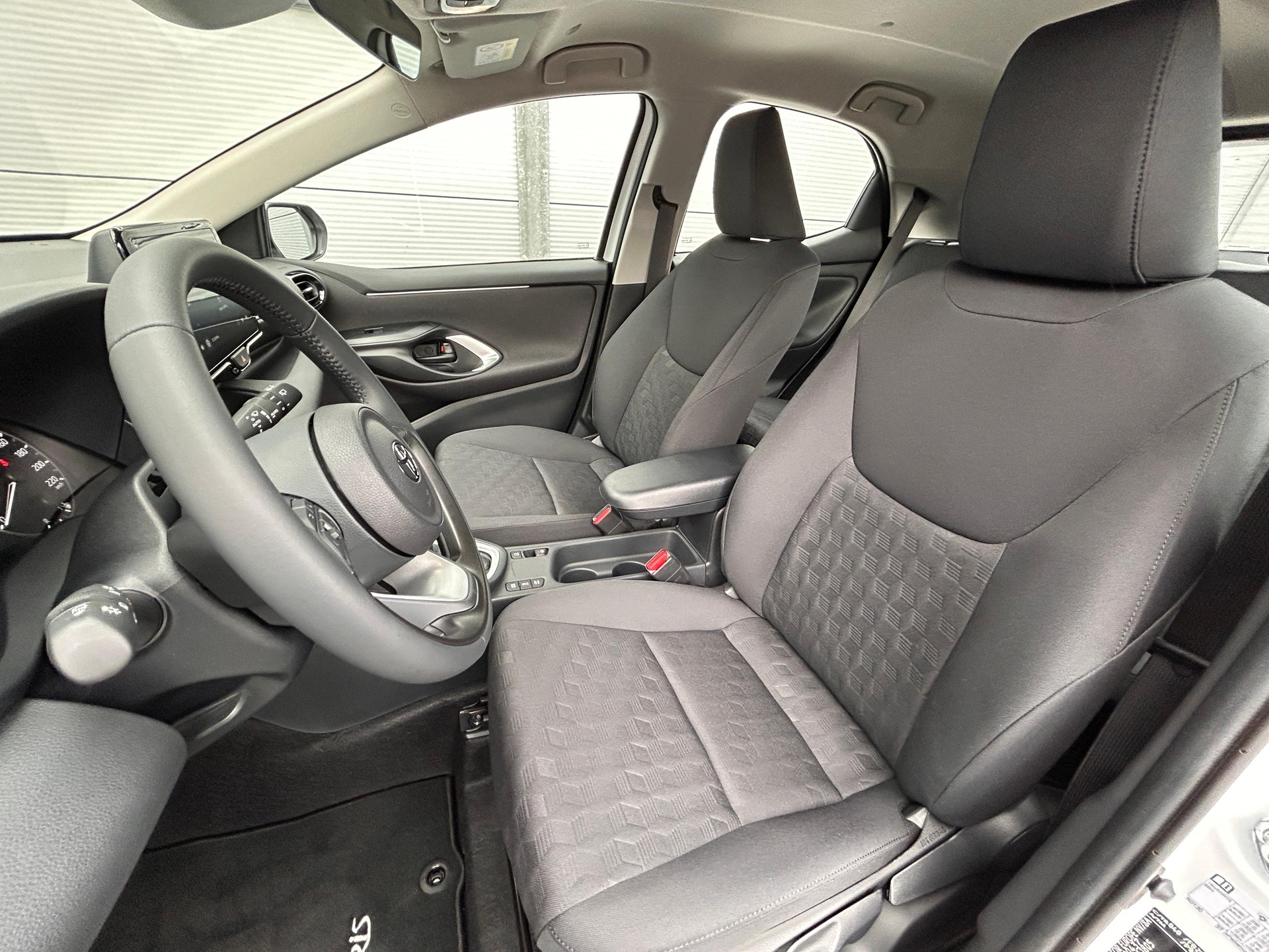 TOYOTA Yaris 1.5 VVT-i HSD Comfort-image-6