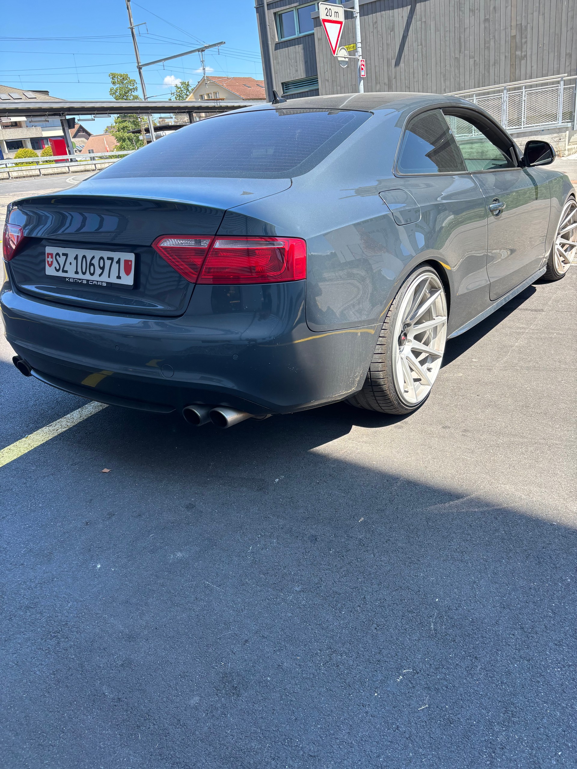 AUDI 4.2 V8 FSI quattro-image-2