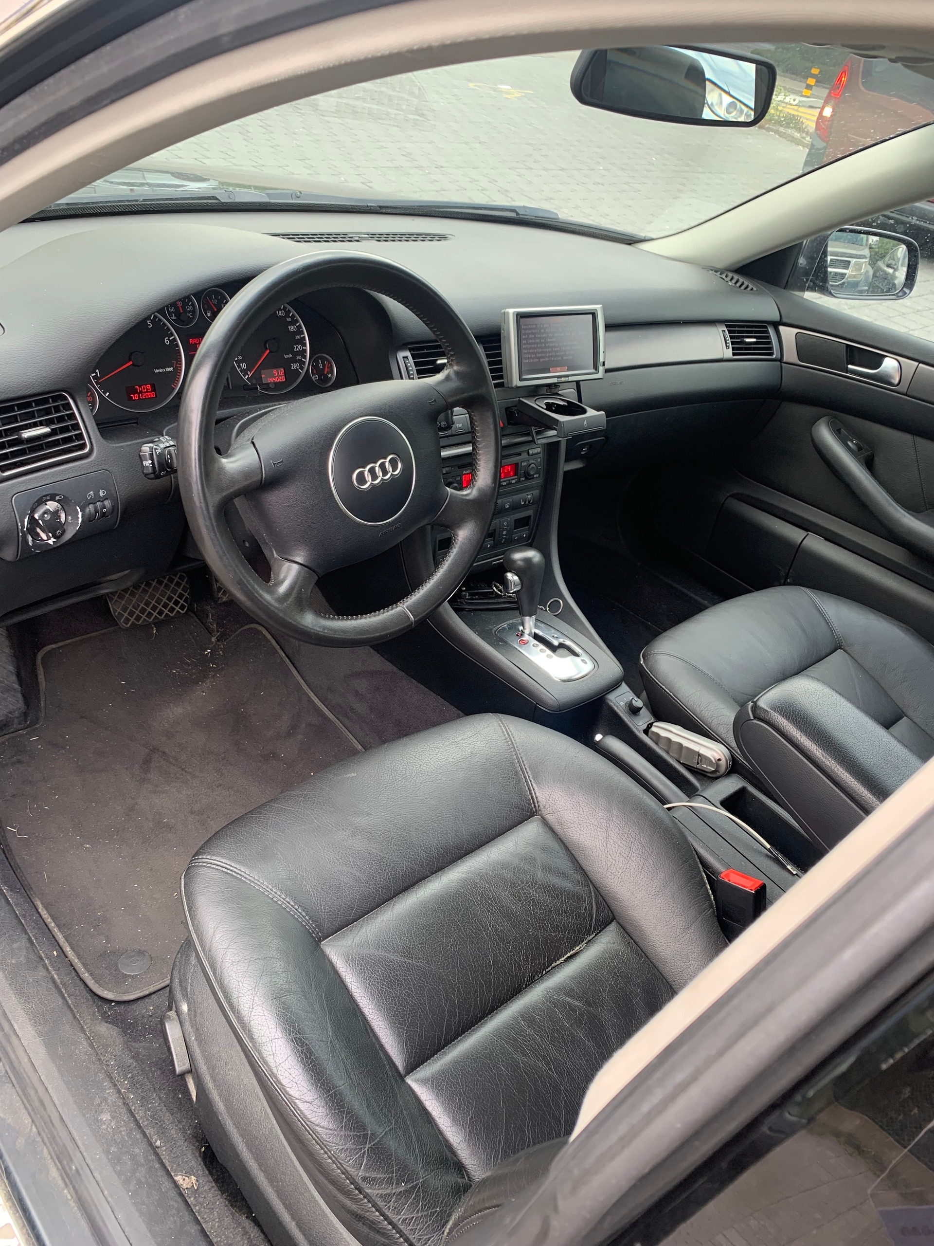 AUDI A6 Avant 2.4-image-7