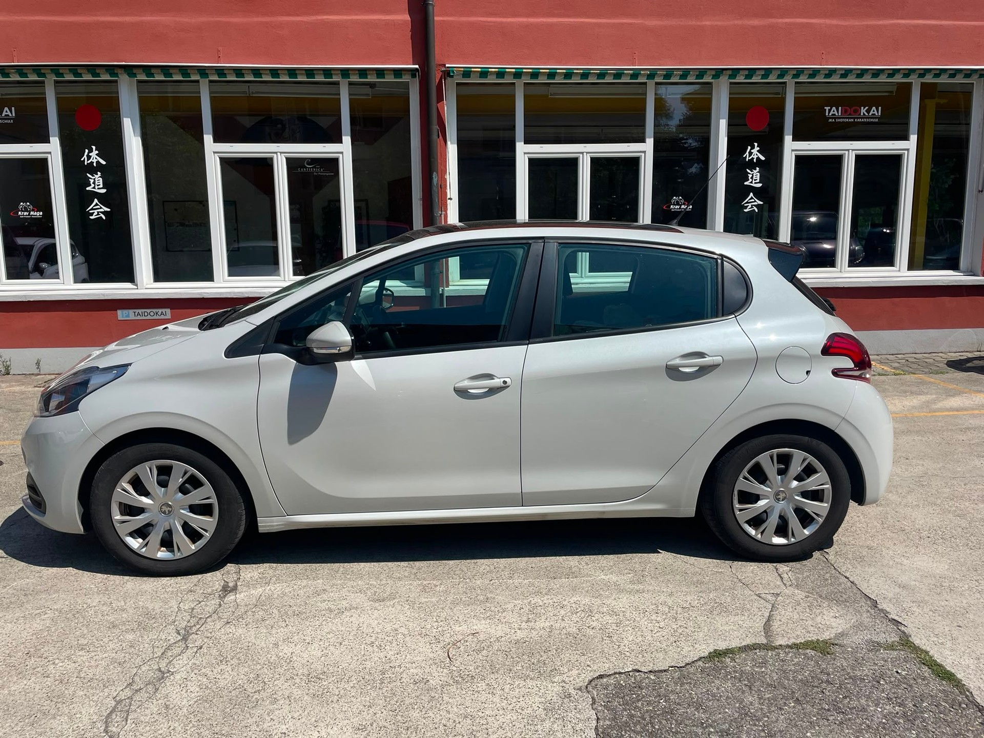 PEUGEOT 208 1.6 BlueHDi Active-image-1