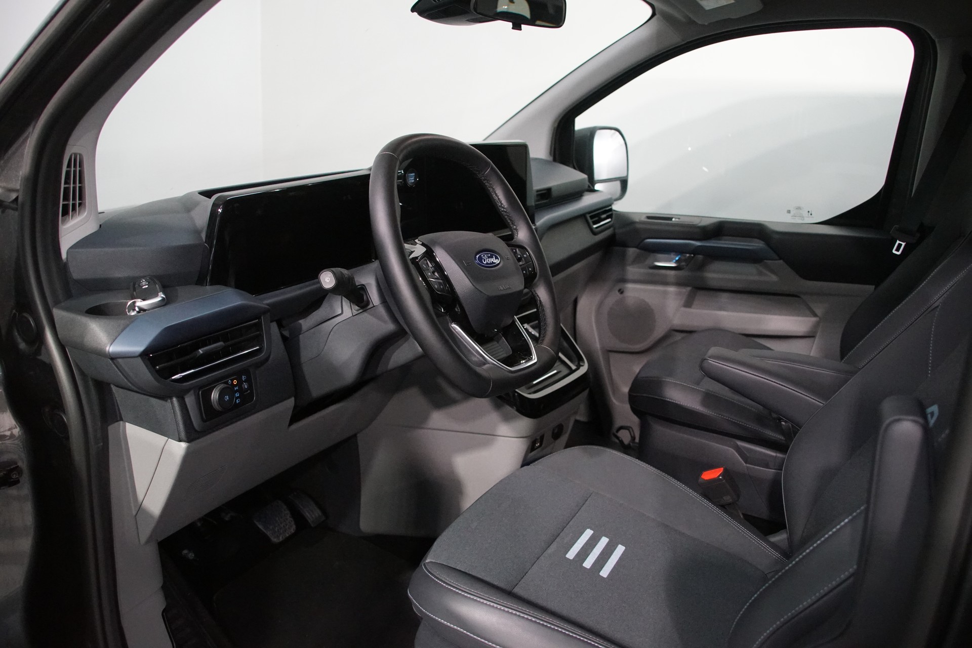 FORD Tourneo Bus 320 L2H1 Active Automat 4x4-image-11