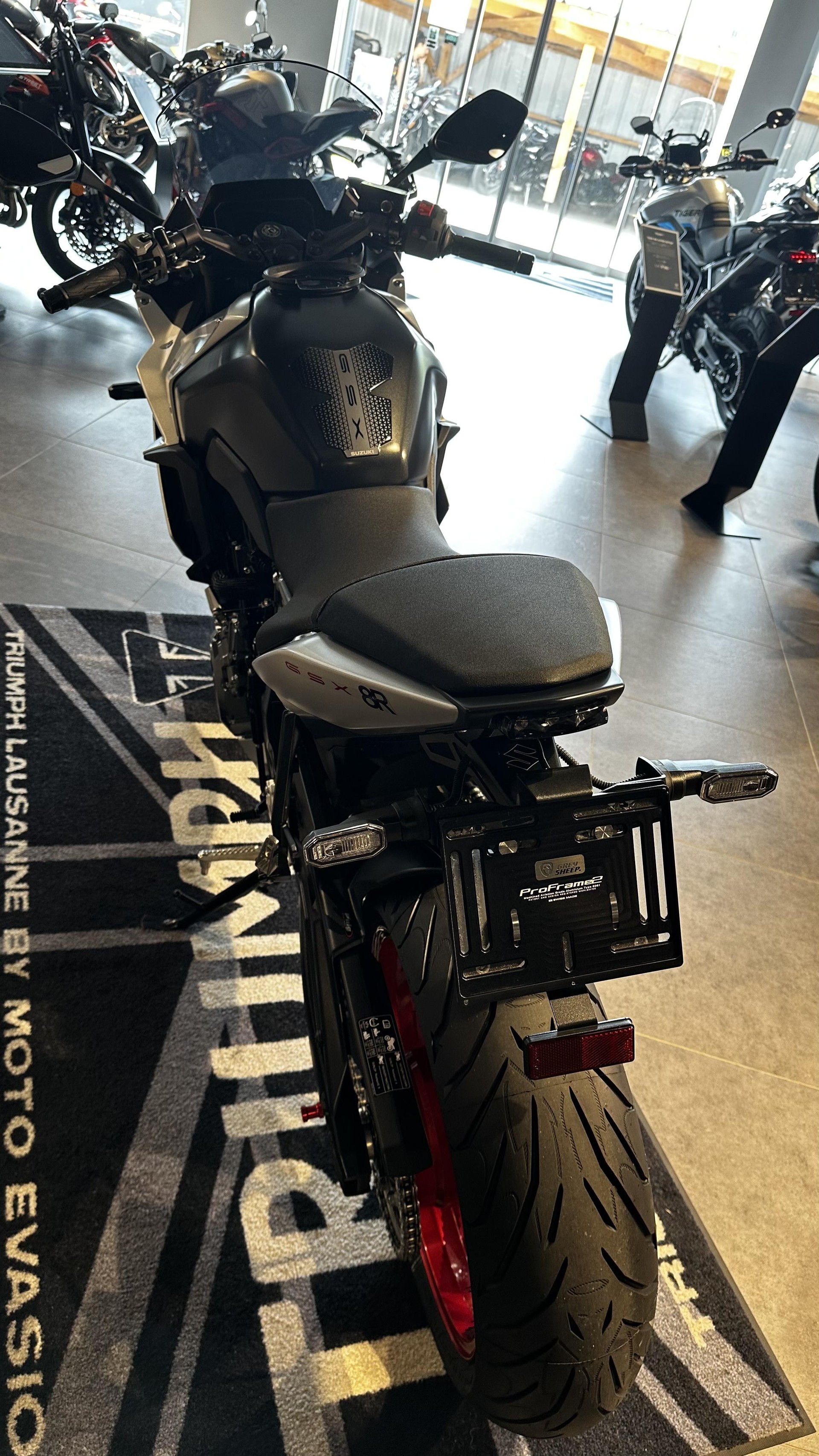 SUZUKI GSX 8 R-showroom-element-3