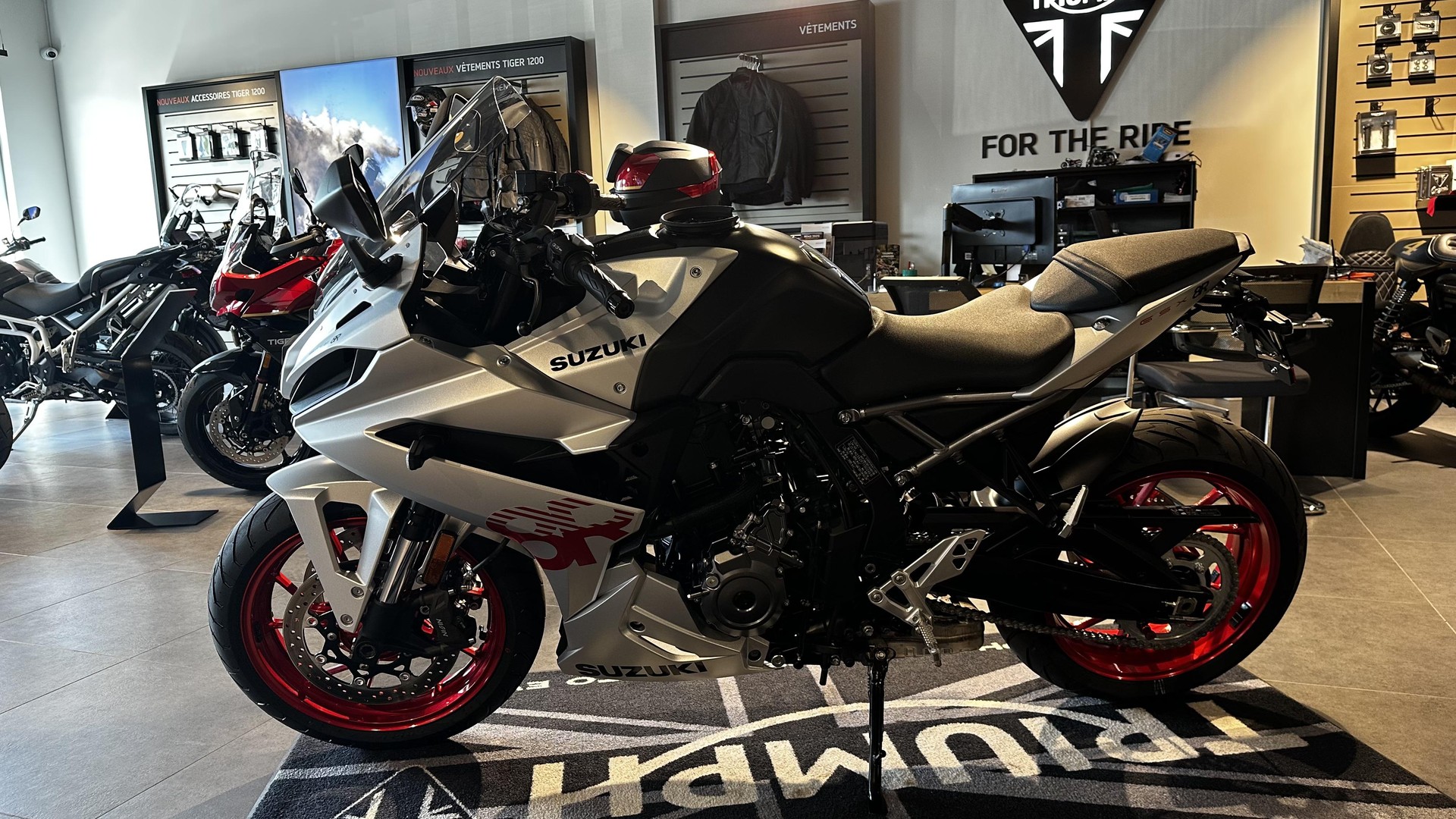 SUZUKI GSX 8 R-showroom-element-1