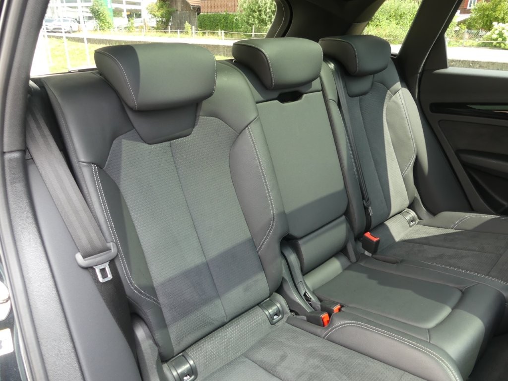AUDI Q5 40 TDI Black Edition quattro S-tronic-image-12
