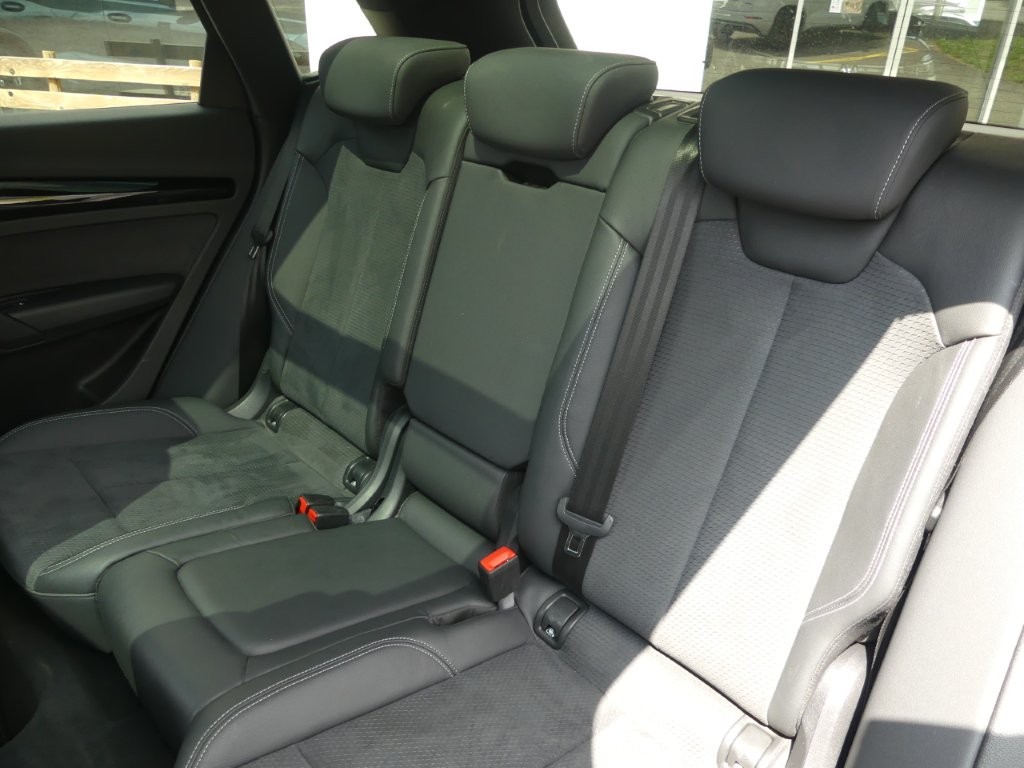 AUDI Q5 40 TDI Black Edition quattro S-tronic-image-11