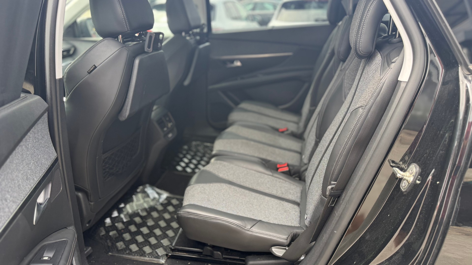 PEUGEOT 5008 1.5 BlueHDi Allure EAT-image-13