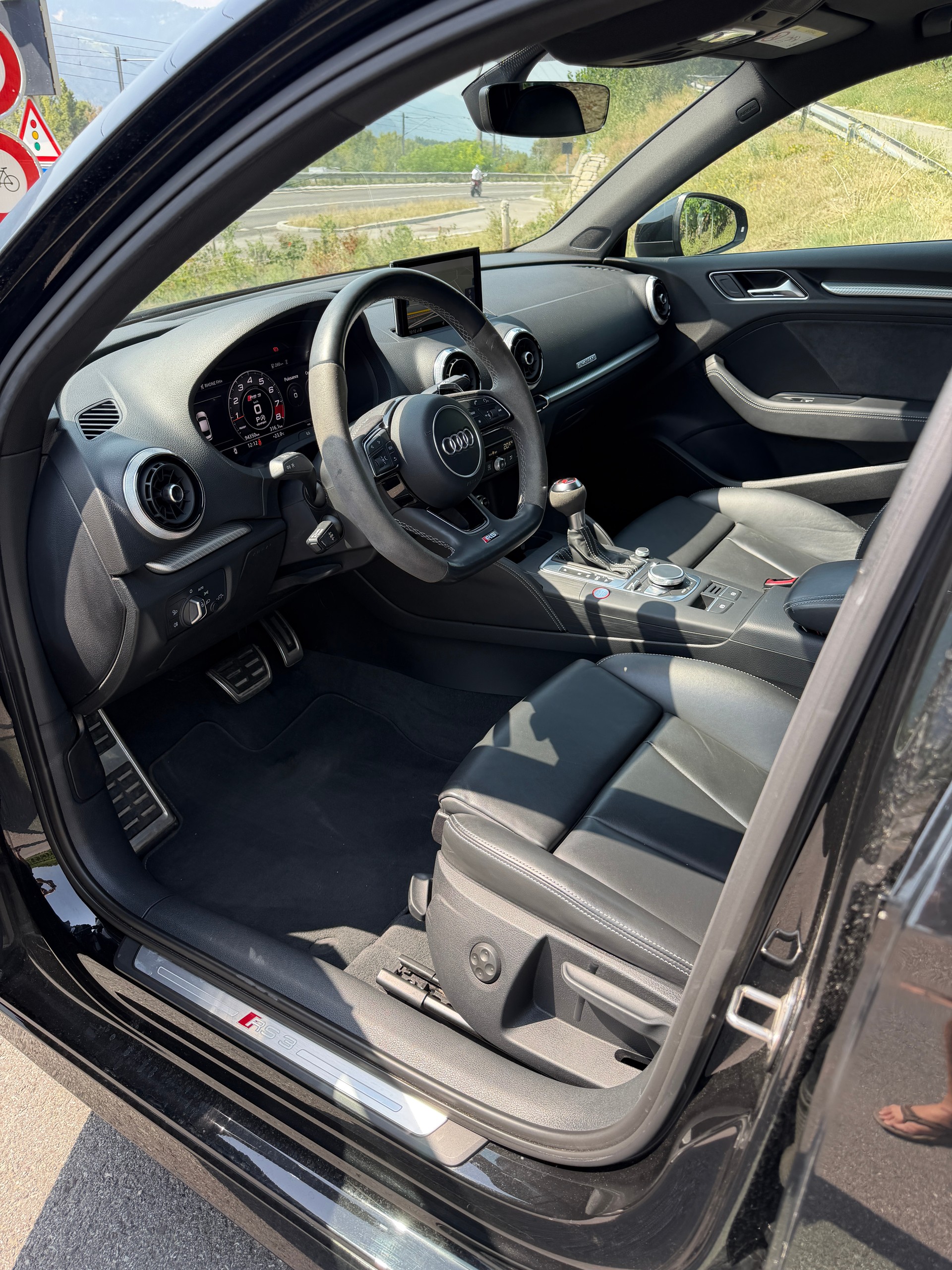 AUDI RS3 Limousine 2.5 TSI quattro S-tronic-image-11