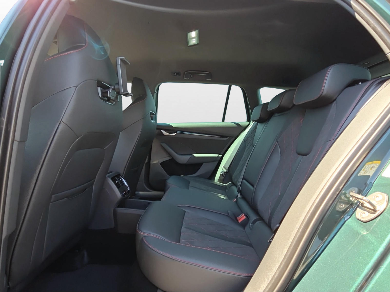 SKODA Octavia Combi 2.0 TSI DSG RS 30 Years Edition-image-10