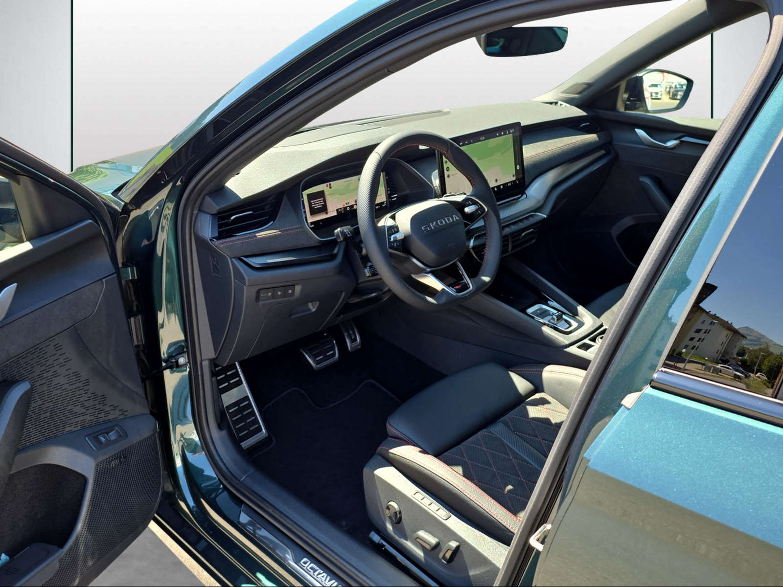 SKODA Octavia Combi 2.0 TSI DSG RS 30 Years Edition-image-5