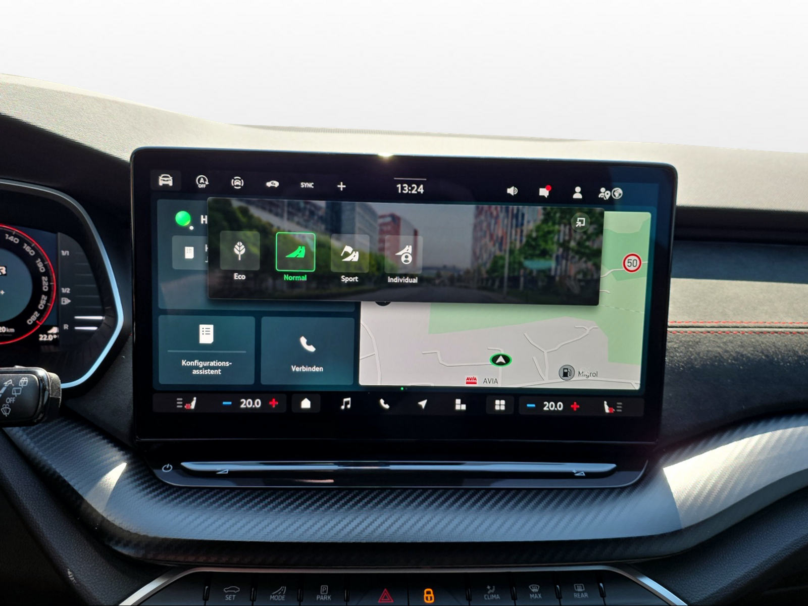 SKODA Octavia Combi 2.0 TSI DSG RS 30 Years Edition-image-8