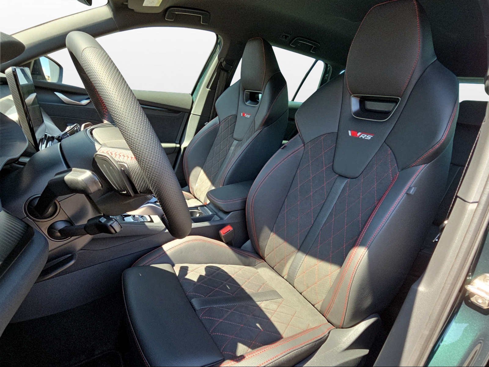 SKODA Octavia Combi 2.0 TSI DSG RS 30 Years Edition-image-7