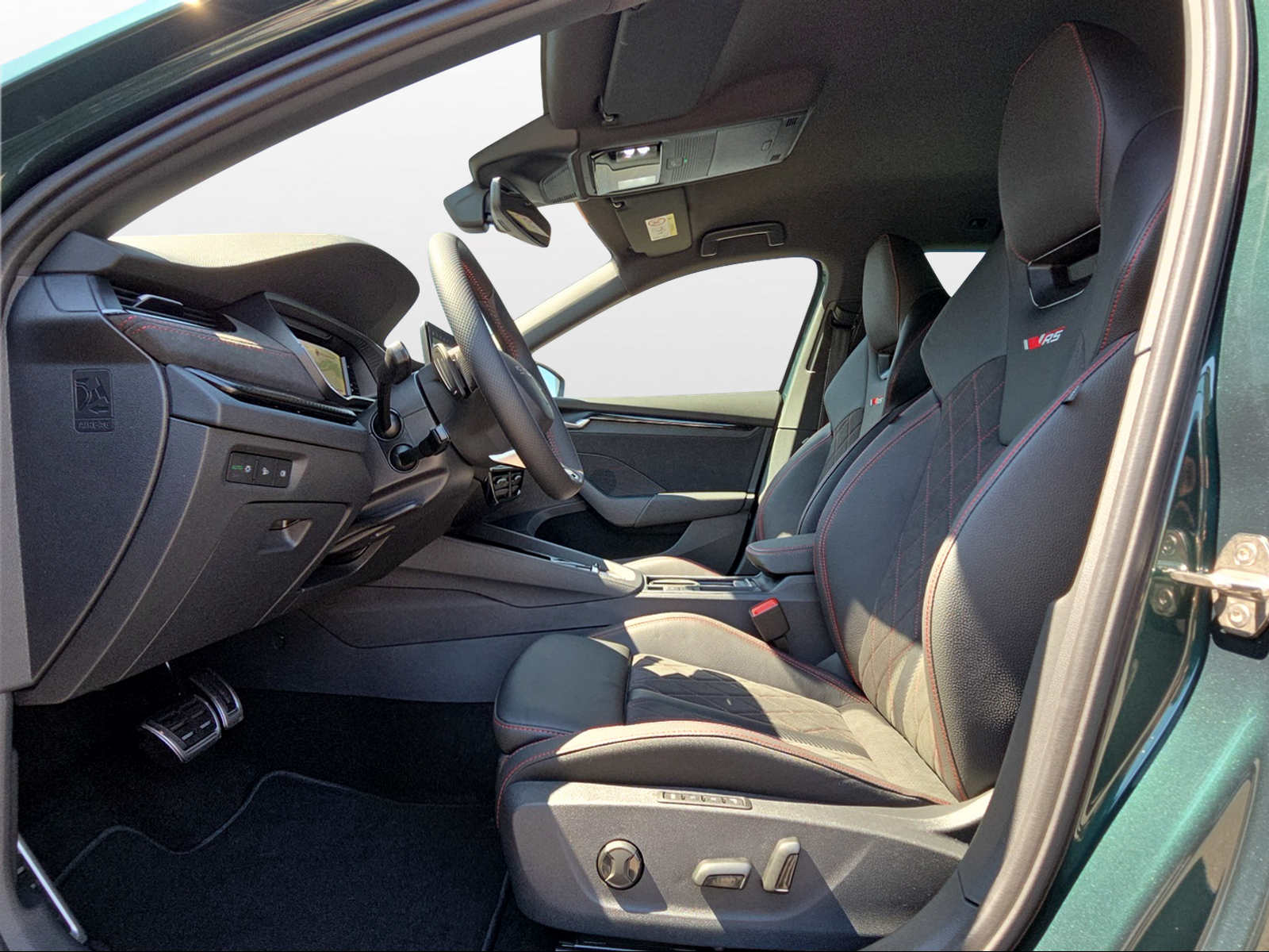 SKODA Octavia Combi 2.0 TSI DSG RS 30 Years Edition-image-6