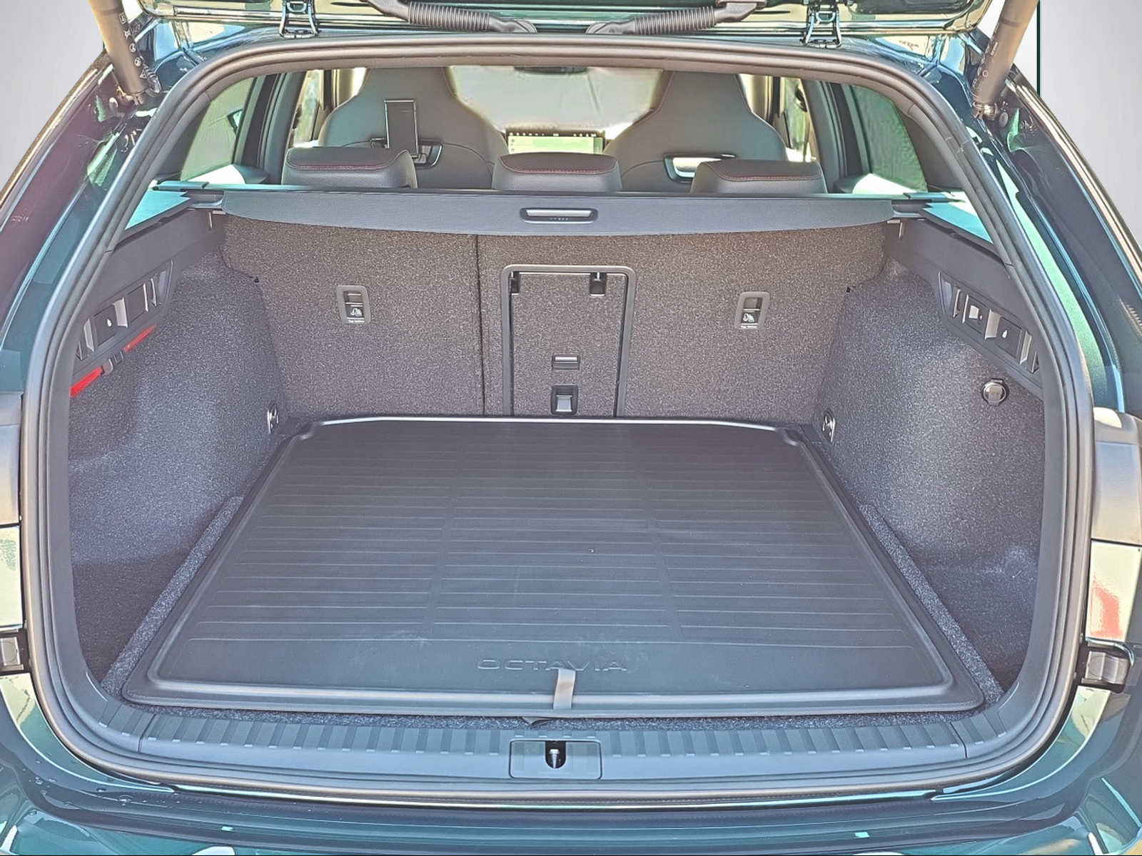 SKODA Octavia Combi 2.0 TSI DSG RS 30 Years Edition-image-11
