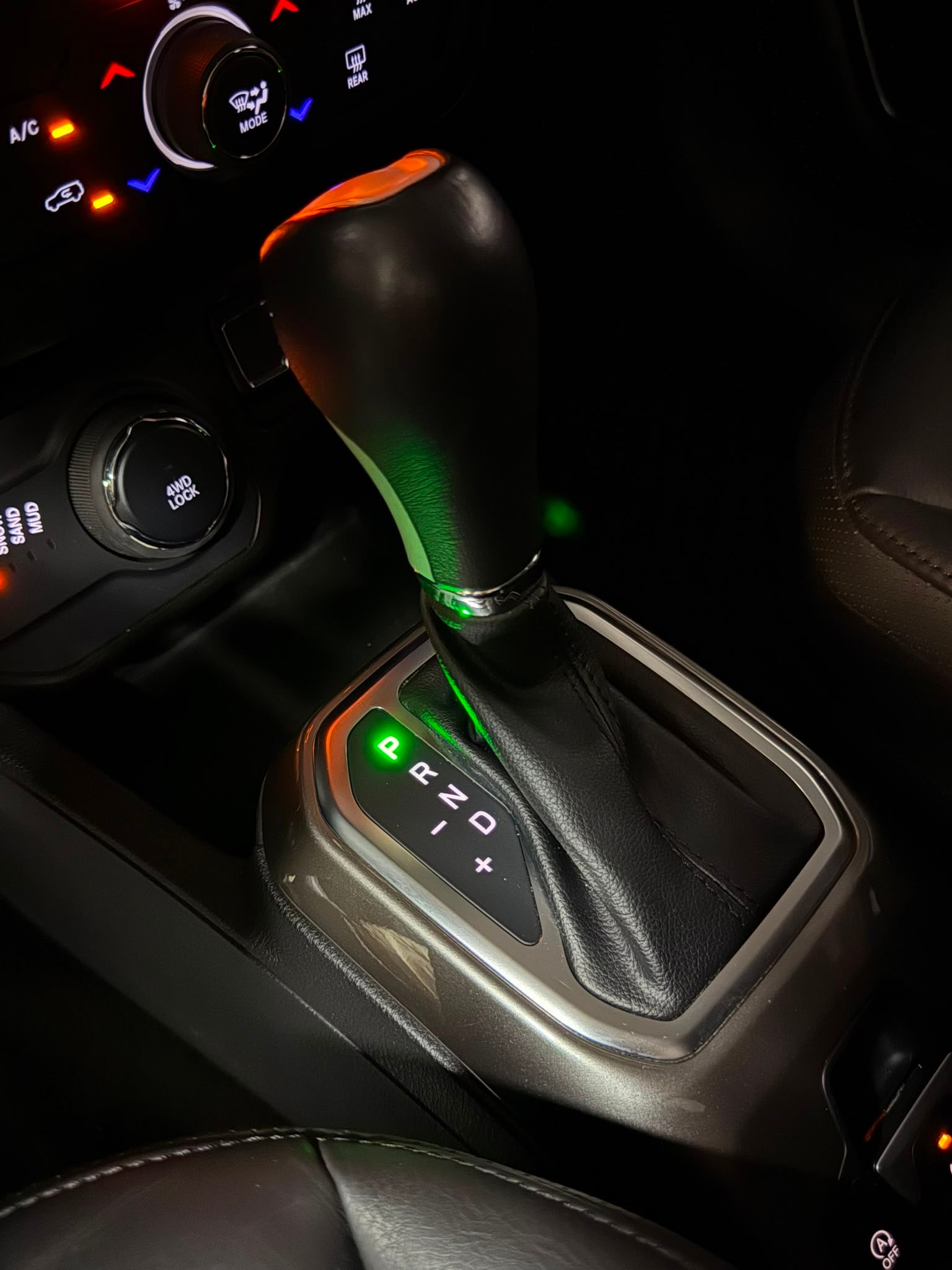 JEEP Renegade 1.3 Turbo Limited AWD-image-19