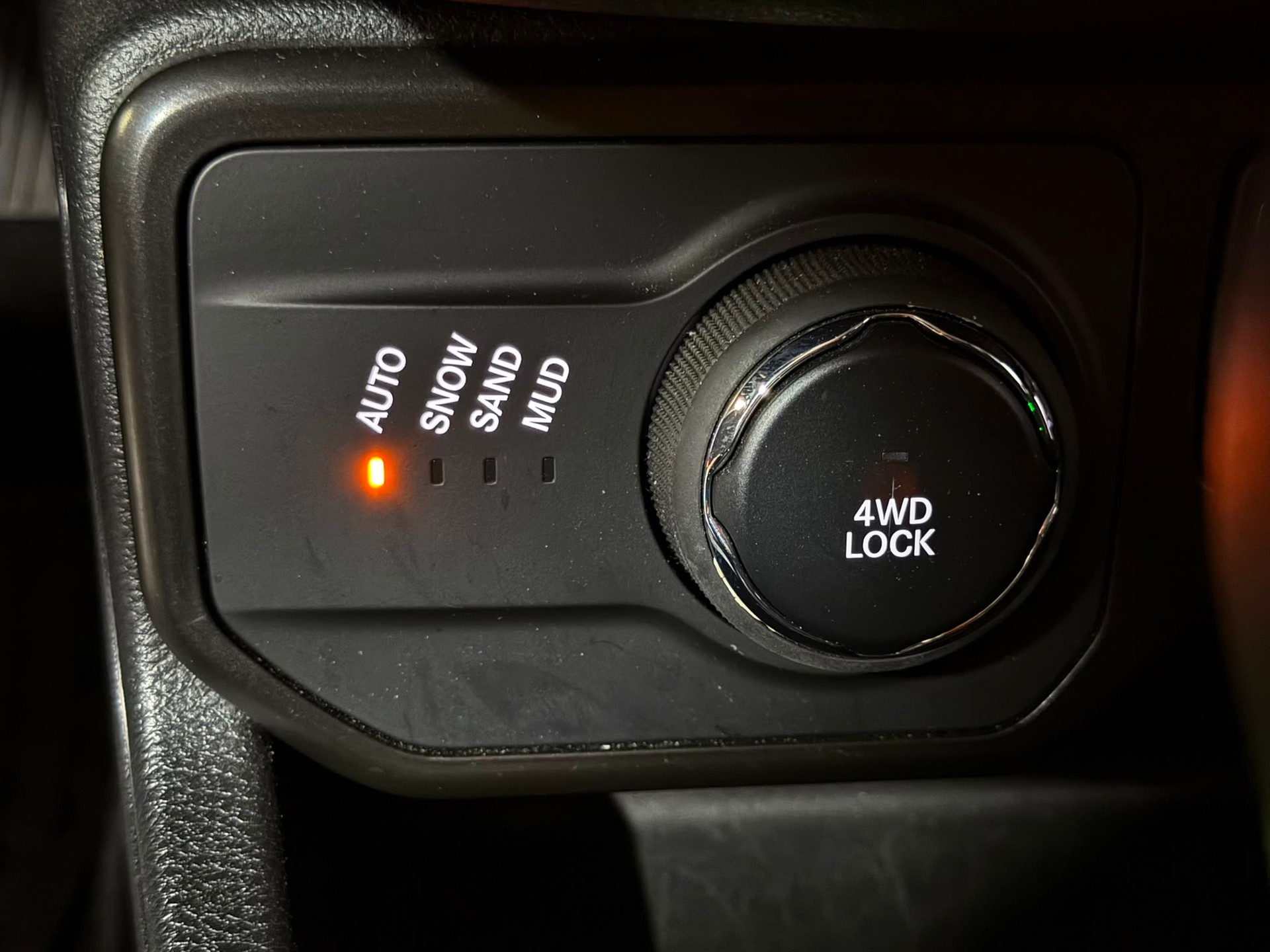 JEEP Renegade 1.3 Turbo Limited AWD-image-18